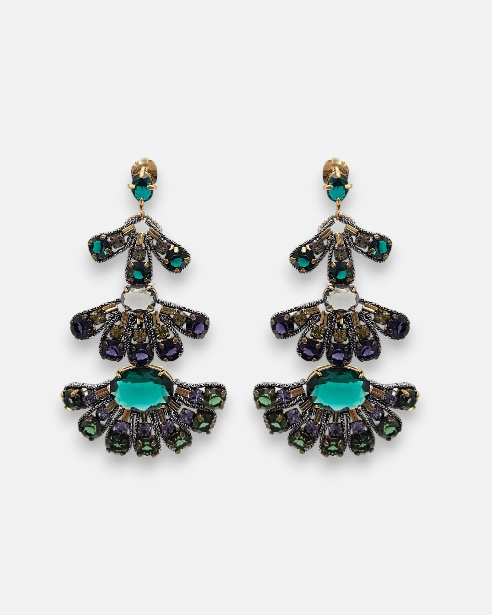 Pareja de maxi pendientes Tataborello con diseño de abanico en cristales verde esmeralda y morado.