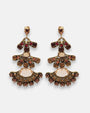 Pareja de maxi pendientes Tataborello con diseño de abanico y cristales en tonos rosa y bronce.