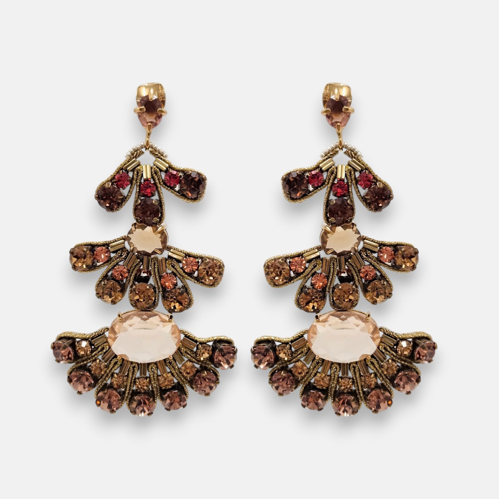 Pareja de maxi pendientes Tataborello con diseño de abanico y cristales en tonos rosa y bronce.