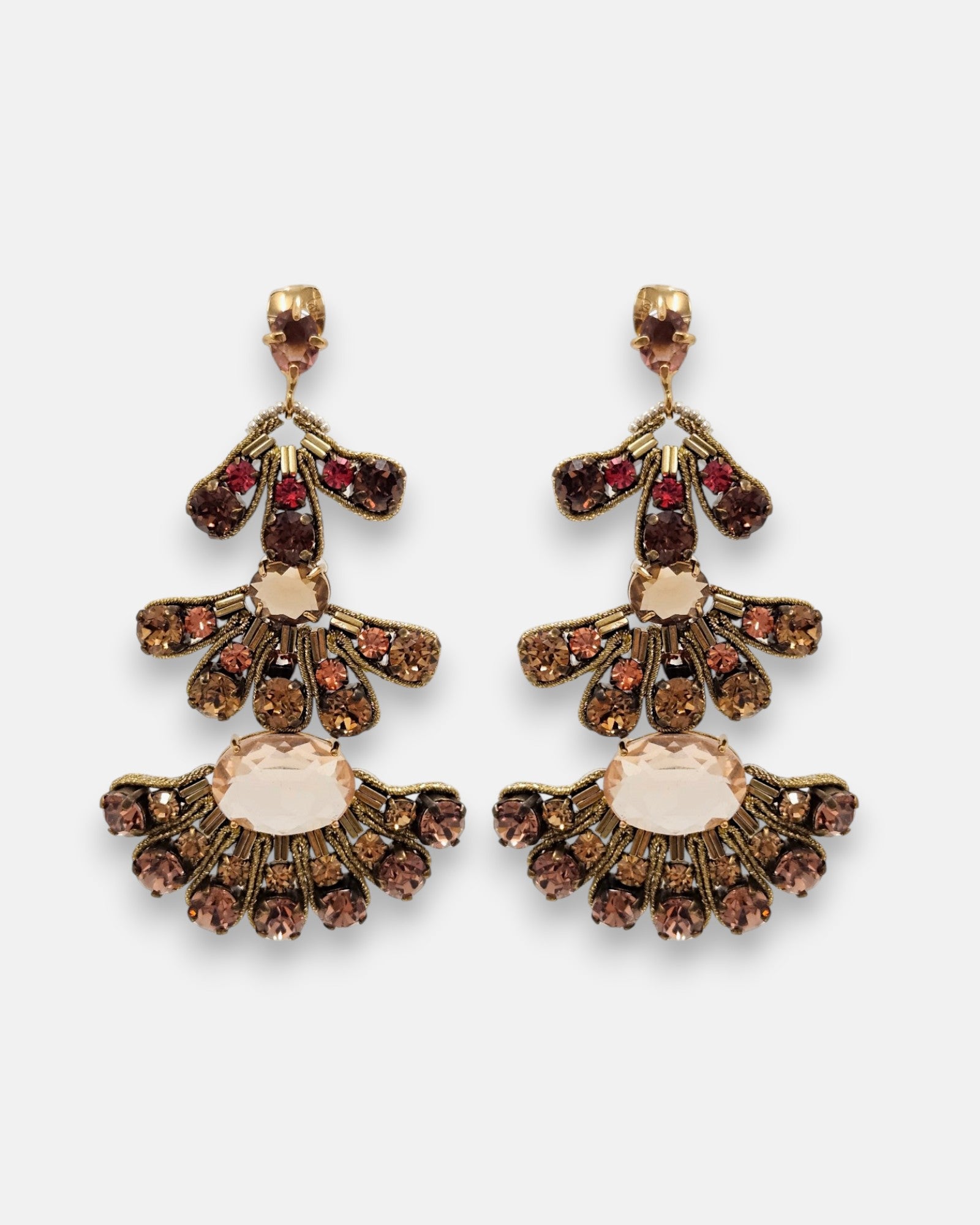Pareja de maxi pendientes Tataborello con diseño de abanico y cristales en tonos rosa y bronce.