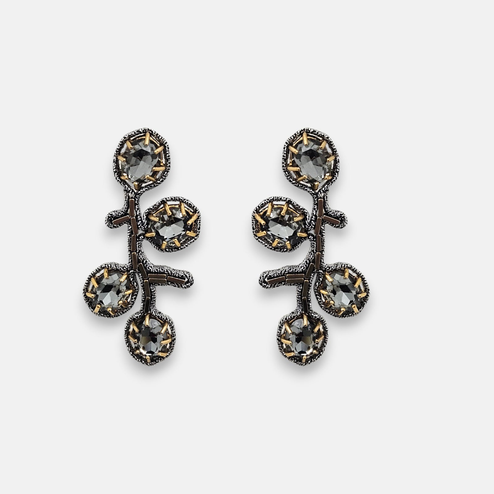 Pareja de pendientes Tataborello con diseño de rama y cuatro cristales gris ahumado.