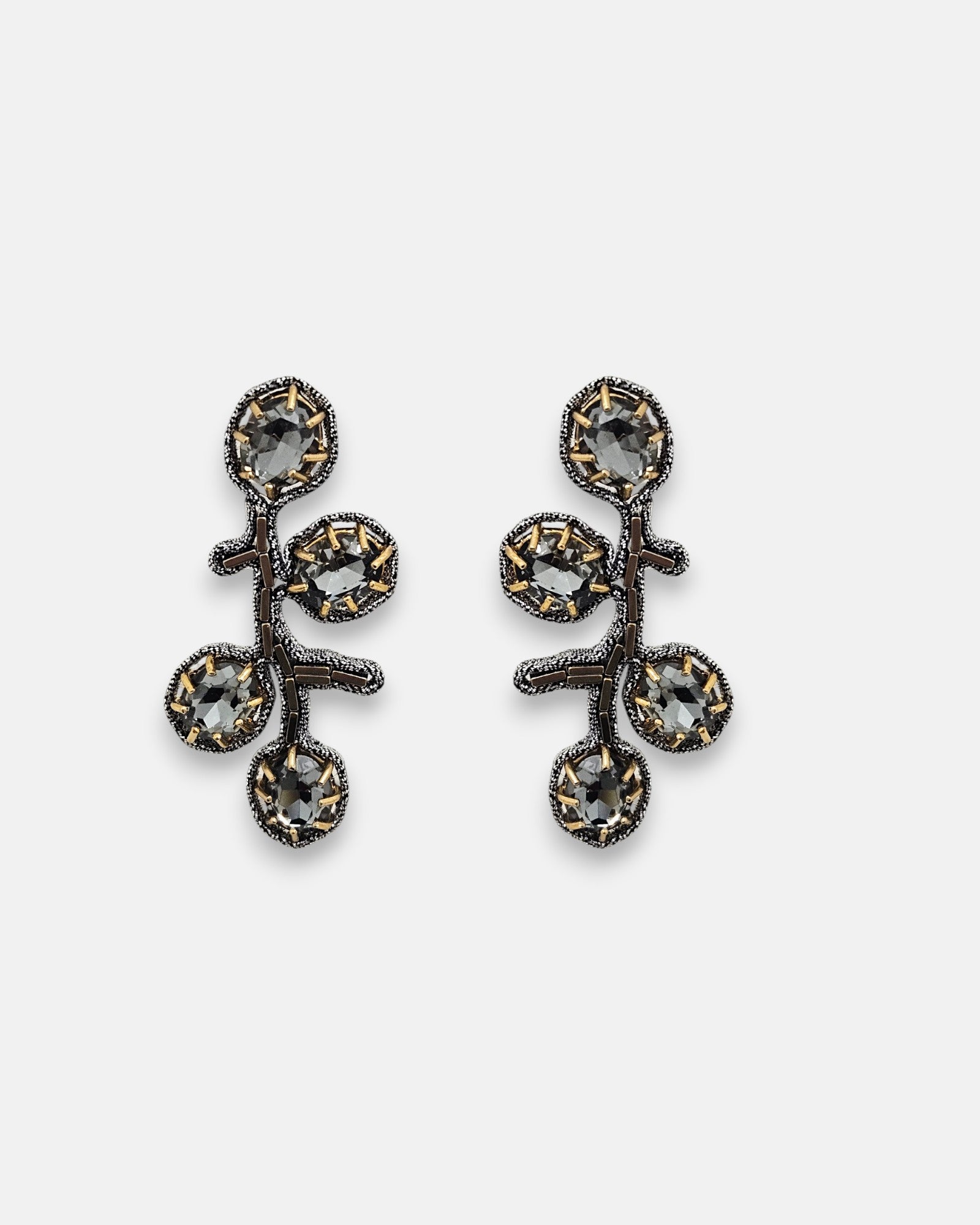 Pareja de pendientes Tataborello con diseño de rama y cuatro cristales gris ahumado.