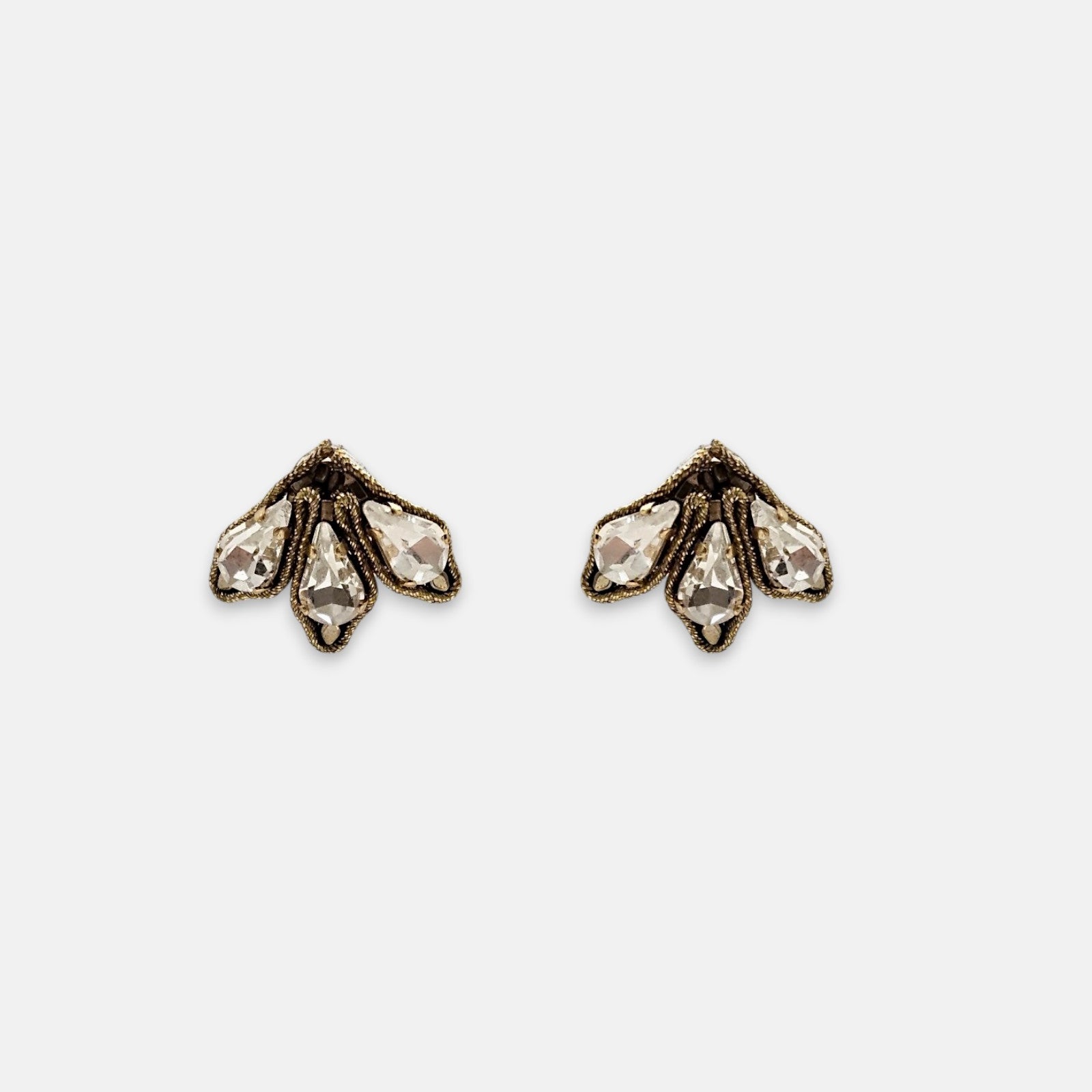 Pareja de pendientes Tataborello tipo botón con tres cristales transparentes en forma de abanico.