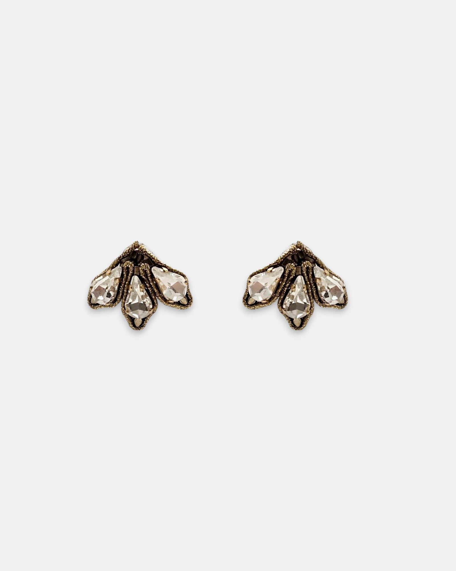 Pareja de pendientes Tataborello tipo botón con tres cristales transparentes en forma de abanico.