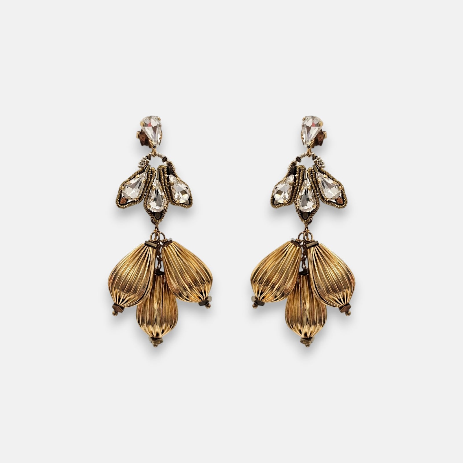 Pareja de pendientes Tataborello con cristales tallados y caída de tres piezas doradas en forma de ánfora.