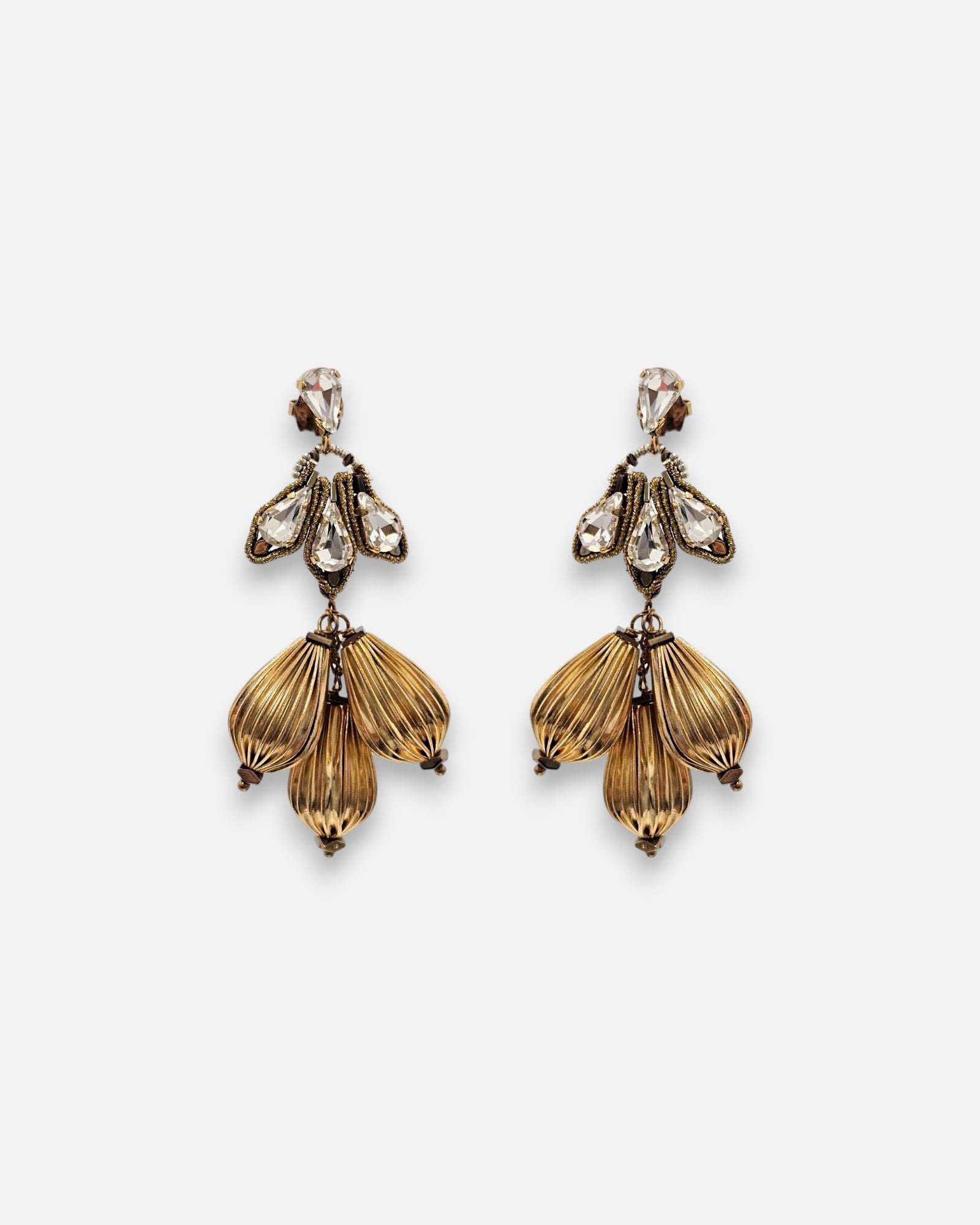 Pareja de pendientes Tataborello con cristales tallados y caída de tres piezas doradas en forma de ánfora.