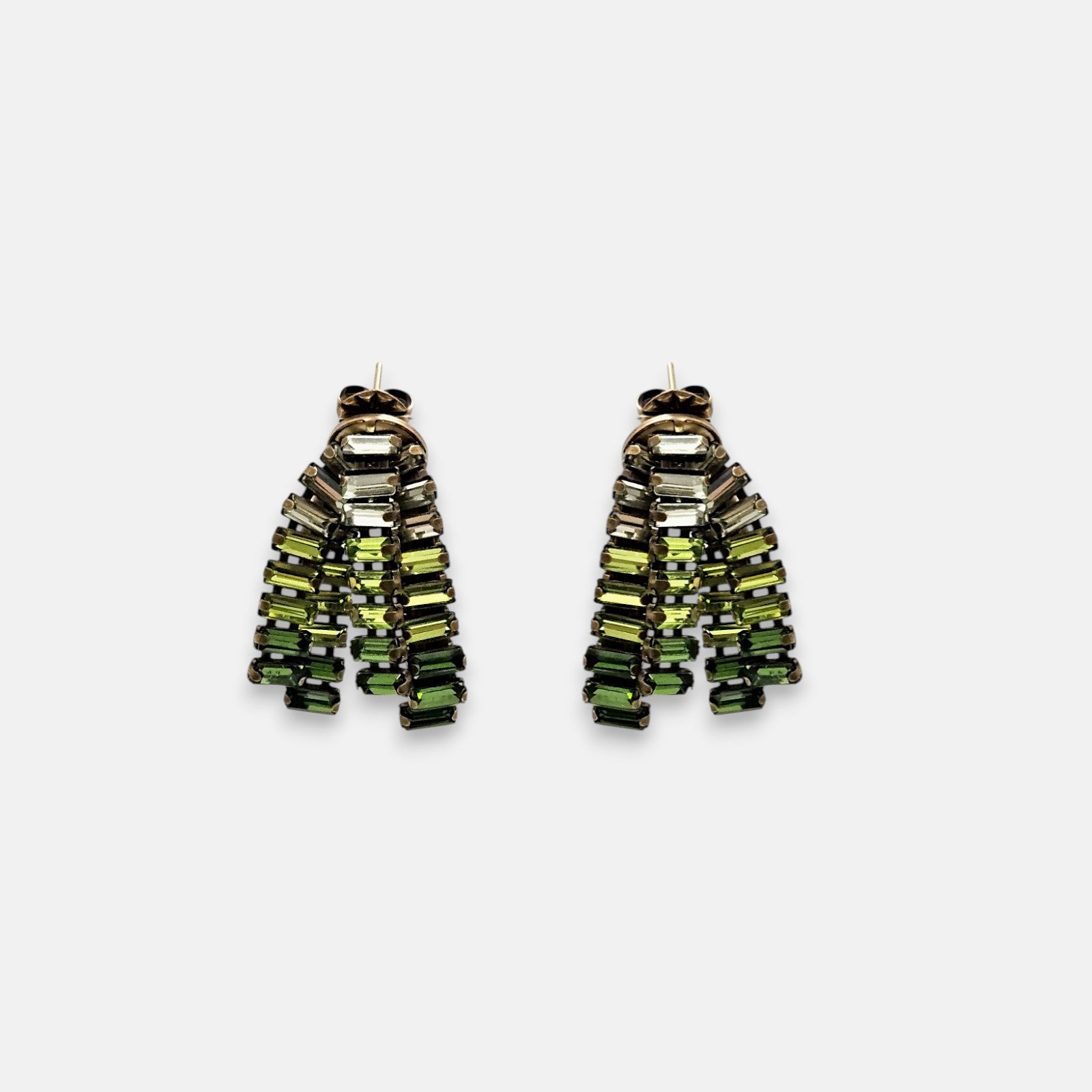 Pareja de pendientes Tataborello de flecos con cristales tallados en degradado de verde esmeralda y blanco.