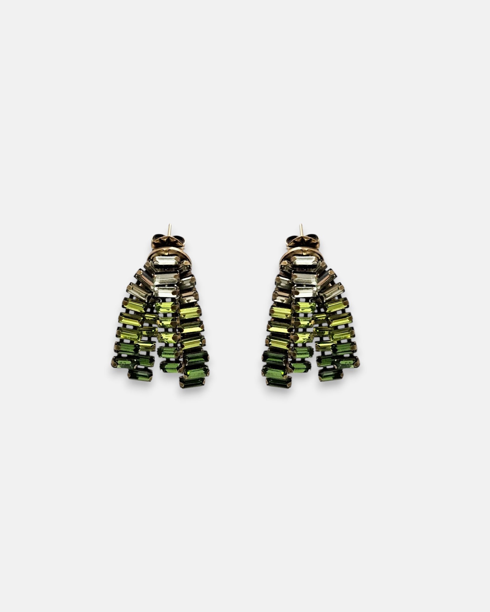 Pareja de pendientes Tataborello de flecos con cristales tallados en degradado de verde esmeralda y blanco.