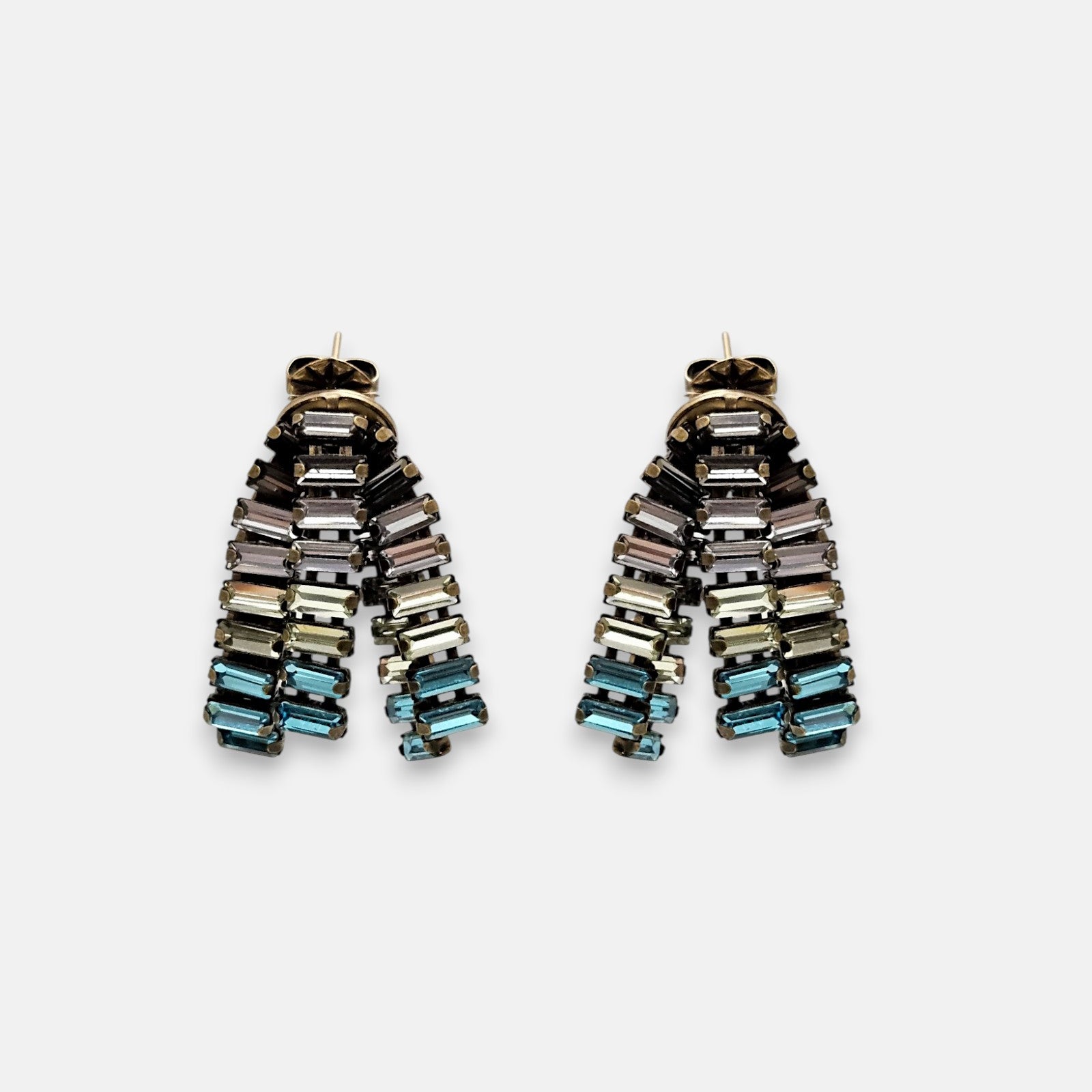 Pareja de pendientes Tataborello de flecos con cristales baguette en degradado de azul, gris y plata.