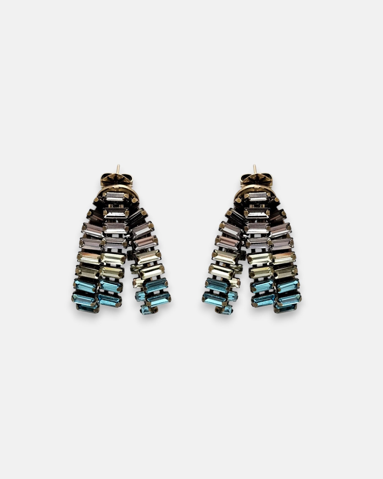 Pareja de pendientes Tataborello de flecos con cristales baguette en degradado de azul, gris y plata.