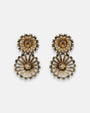 Pareja de pendientes Tataborello con diseño de doble flor dorada y cristales centrales.