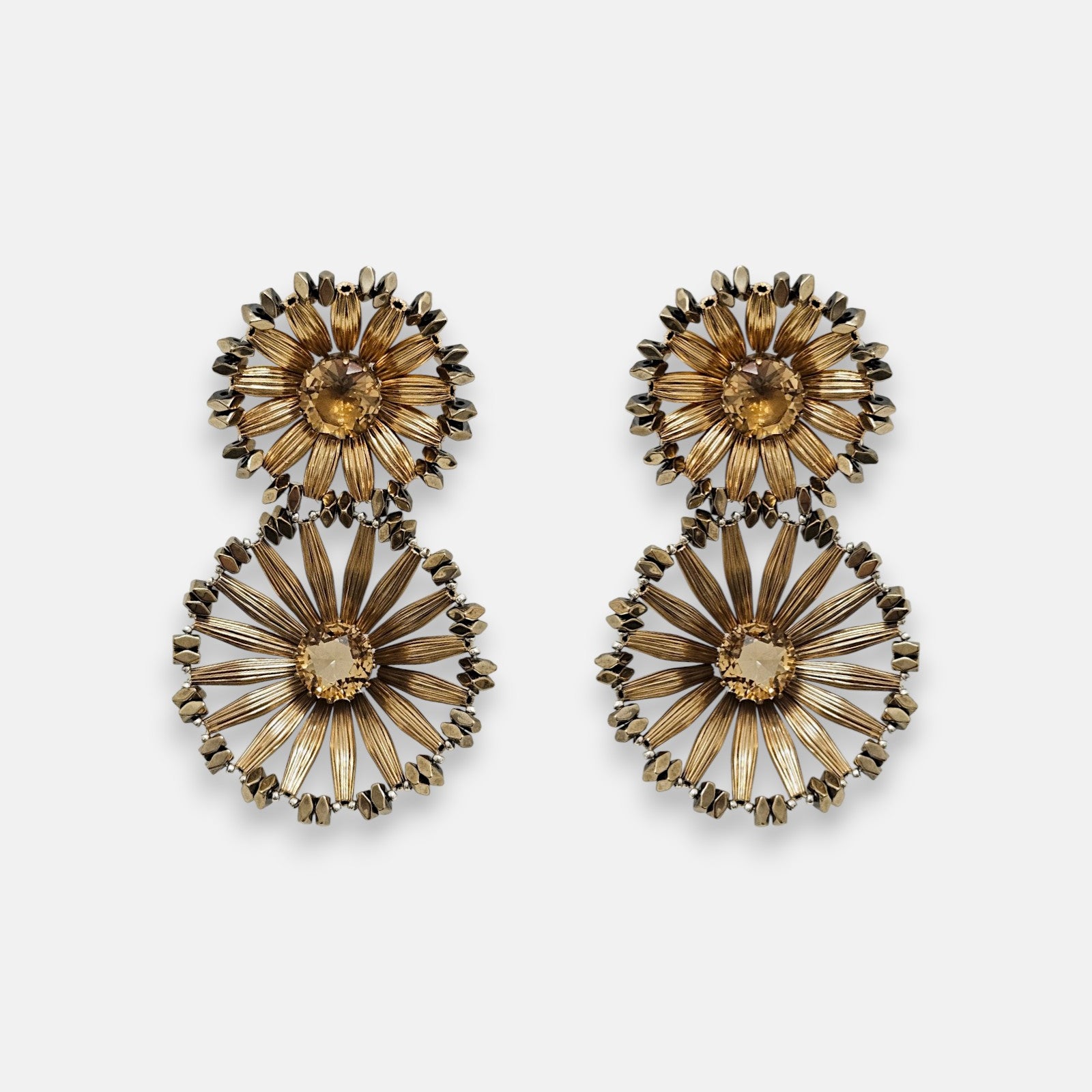 Pareja de pendientes Tataborello con diseño de doble flor dorada y cristales centrales.