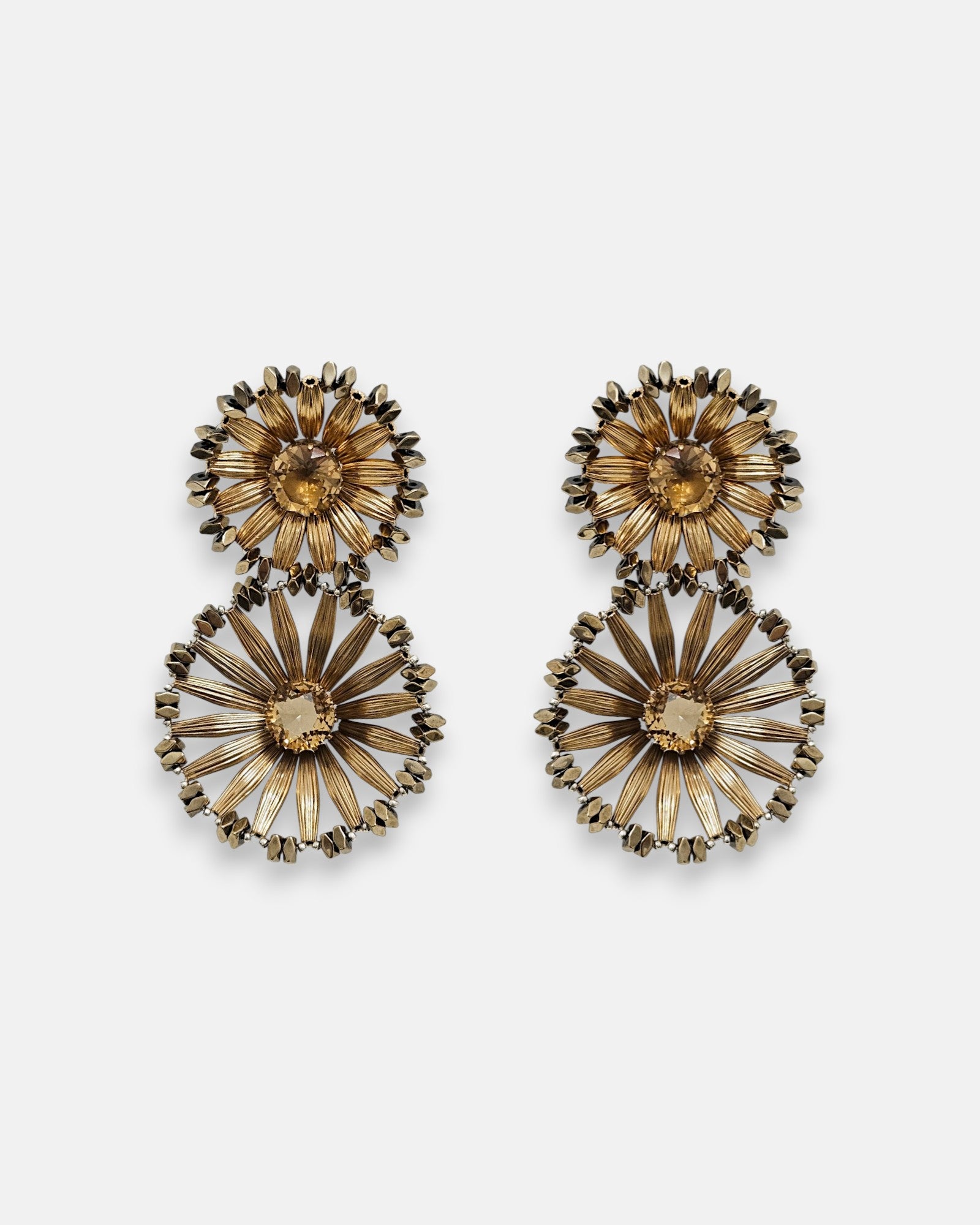 Pareja de pendientes Tataborello con diseño de doble flor dorada y cristales centrales.