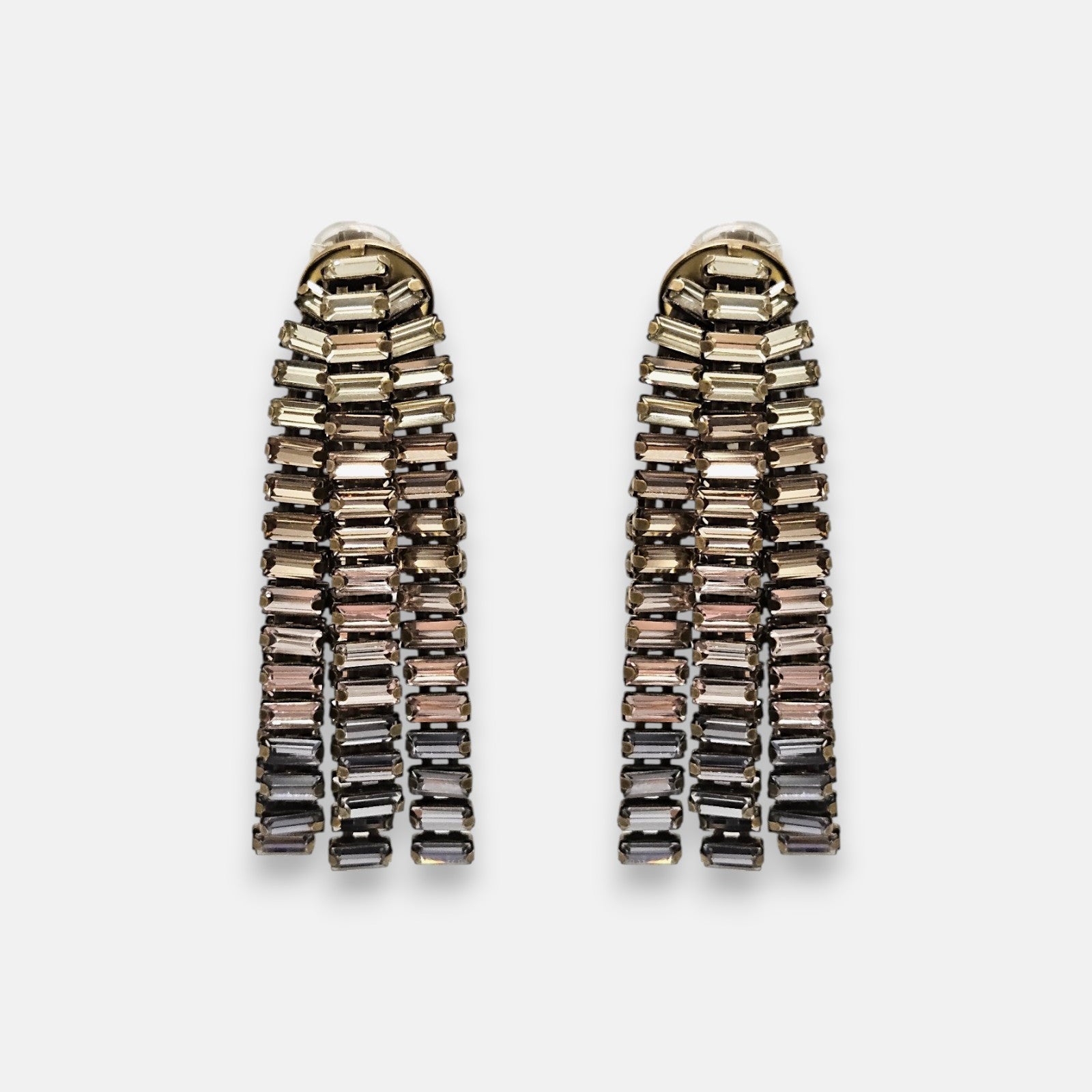 Pendientes Tataborello de flecos con cristales tallados en degradado de gris y plata.