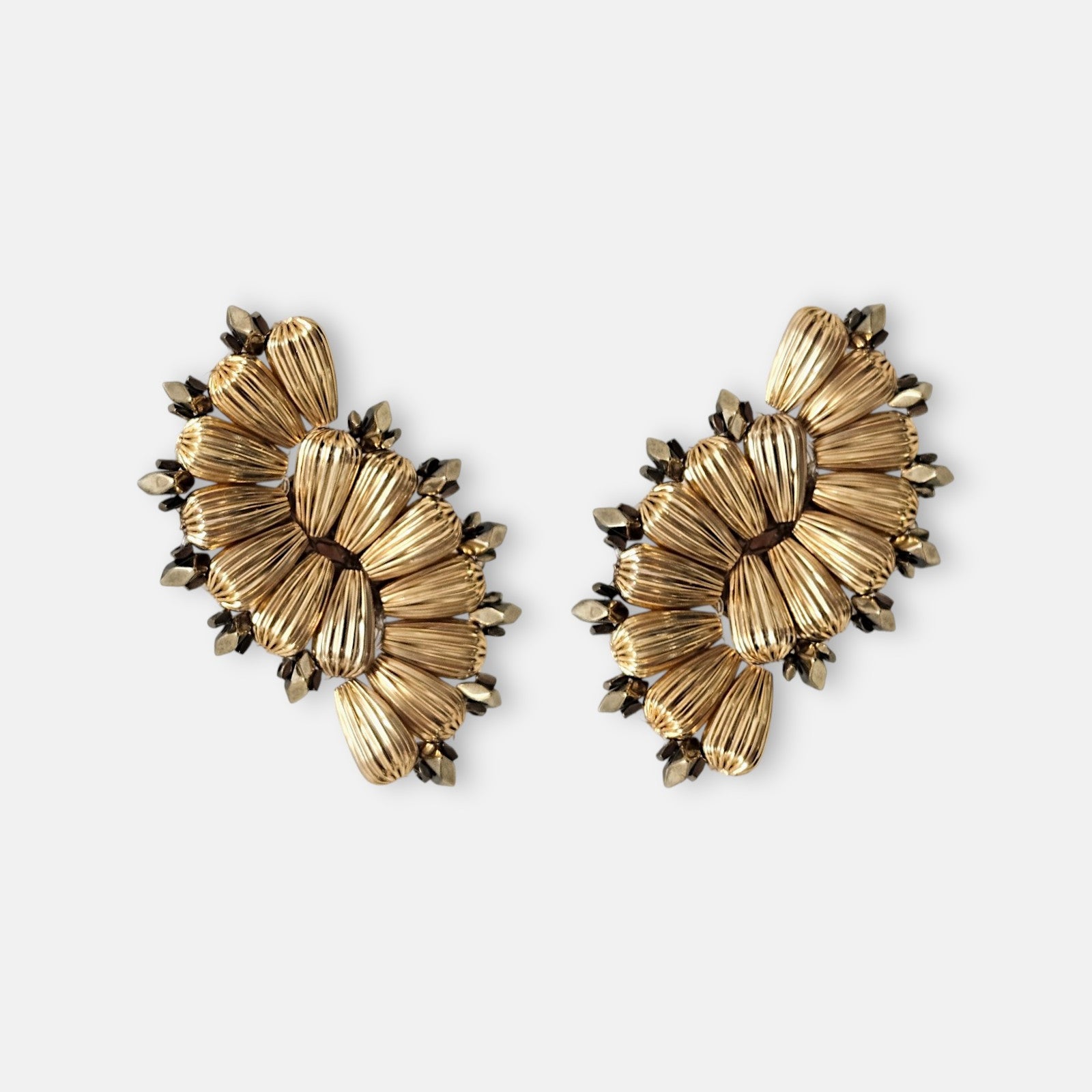 Pareja de pendientes dorados Tataborello con diseño de cuentas estriadas en forma de media luna.