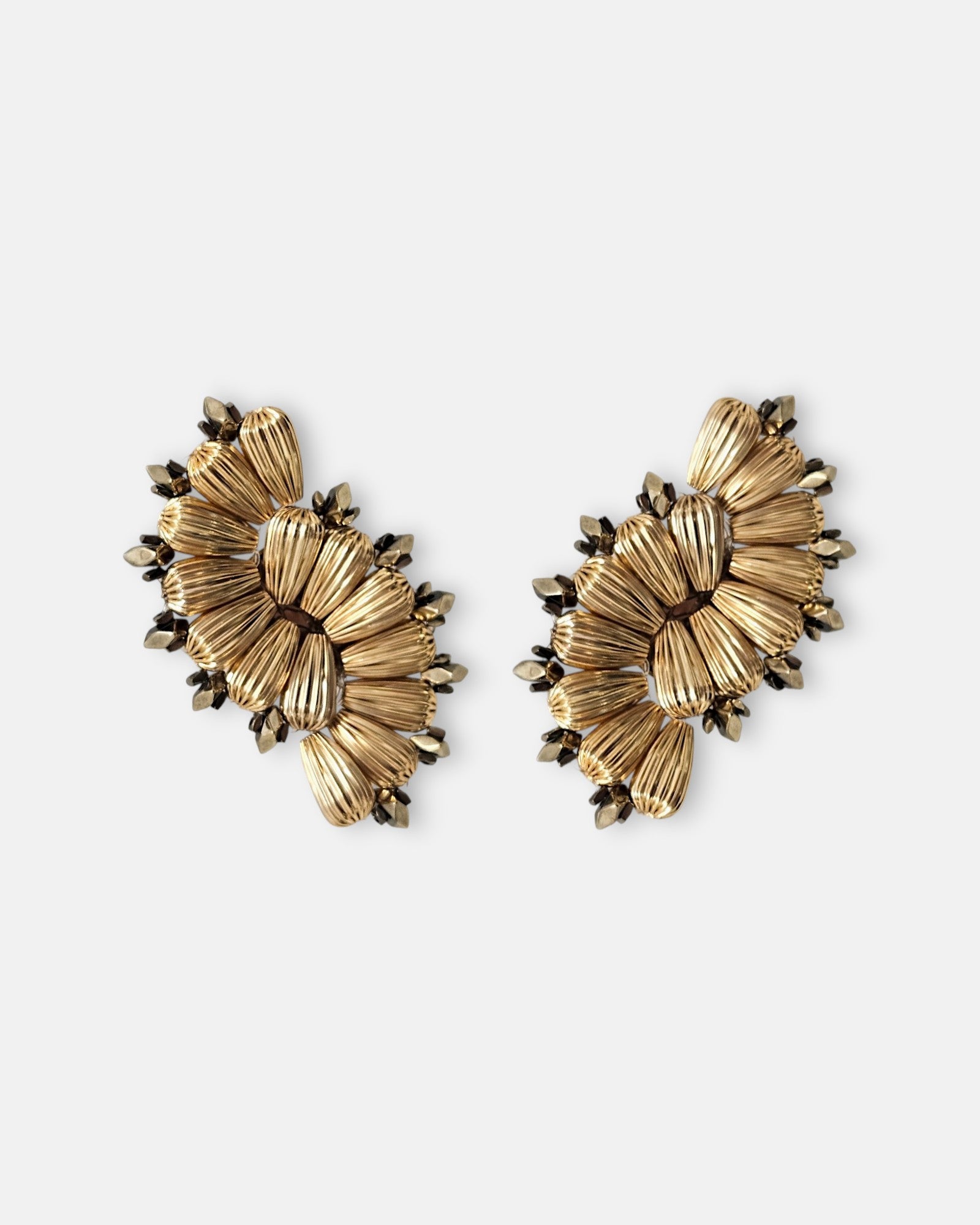 Pareja de pendientes dorados Tataborello con diseño de cuentas estriadas en forma de media luna.
