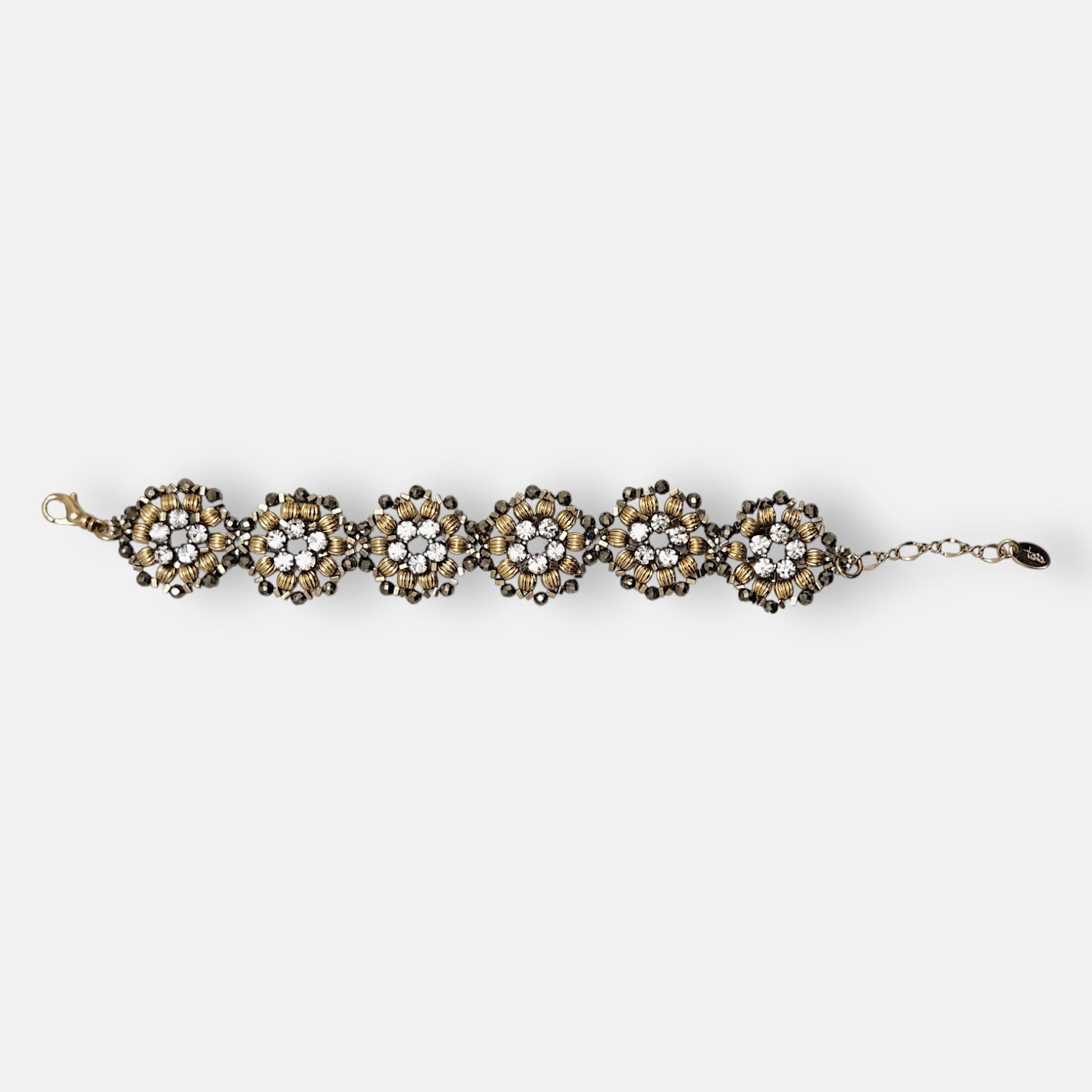 Pulsera Tataborello extendida compuesta por seis rosetones florales dorados y brillantes.