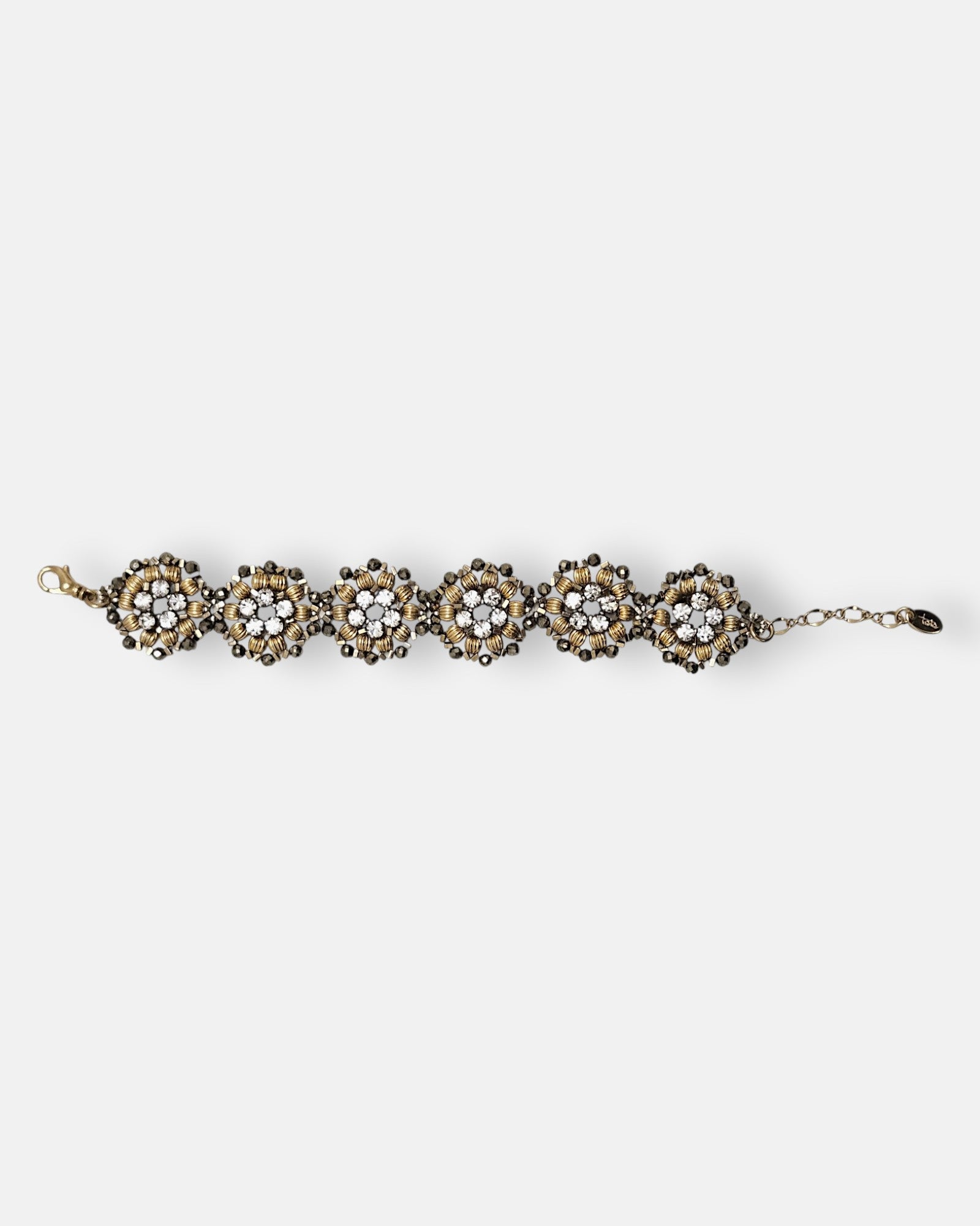 Pulsera Tataborello extendida compuesta por seis rosetones florales dorados y brillantes.