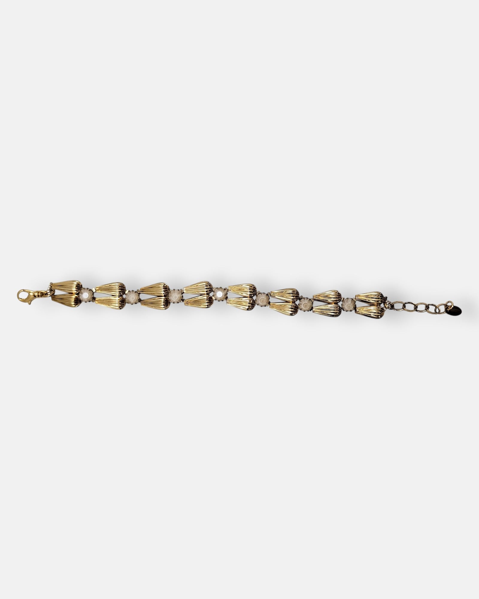 Pulsera fina Tataborello extendida con eslabones dorados en forma de gota y pequeños cristales ópalo.