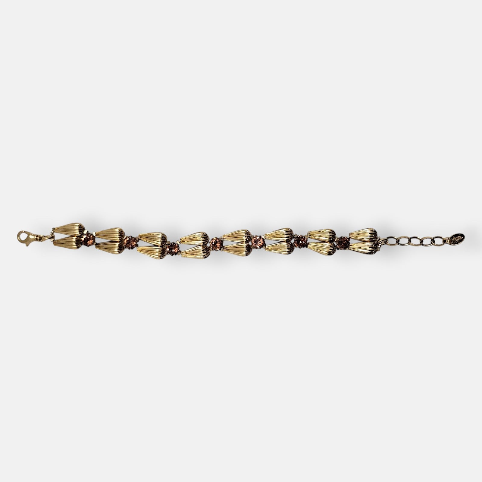 Pulsera fina Tataborello extendida con parejas de eslabones dorados en forma de gota y cristales topacio ahumado.