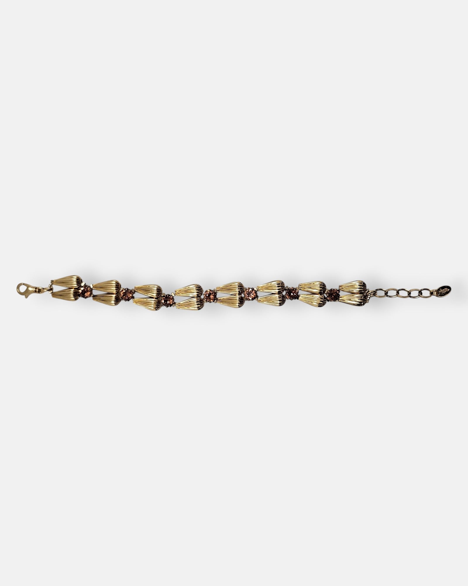 Pulsera fina Tataborello extendida con parejas de eslabones dorados en forma de gota y cristales topacio ahumado.