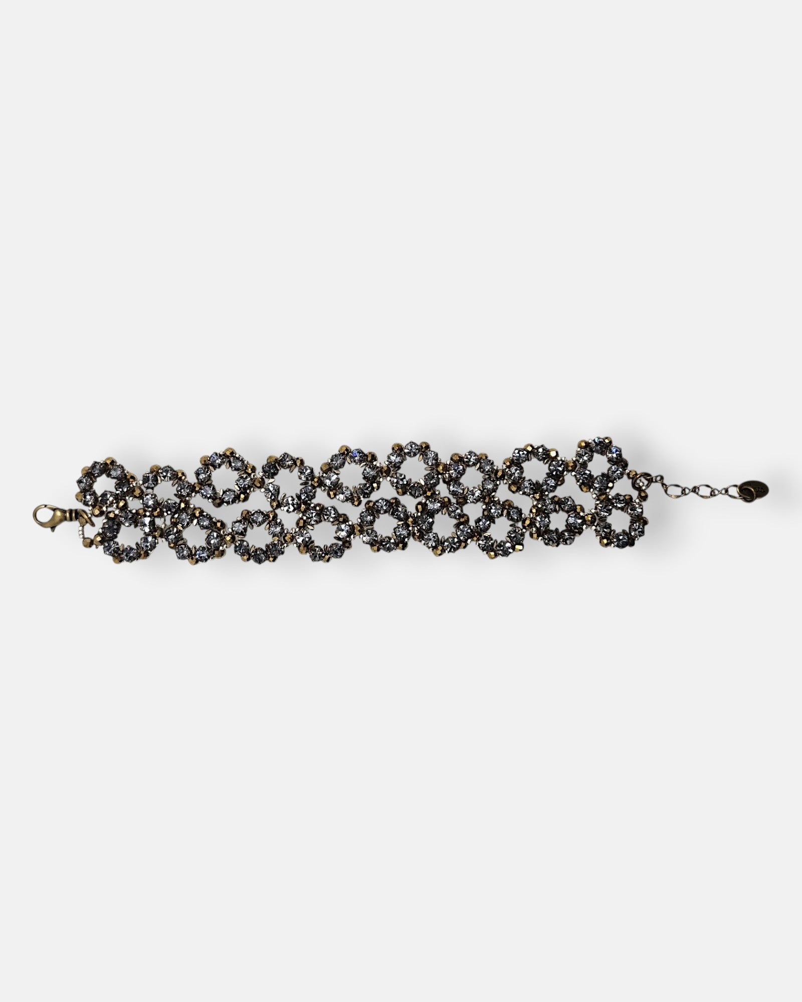 Pulsera Tataborello ancha con diseño de malla circular y cristales gris grafito.
