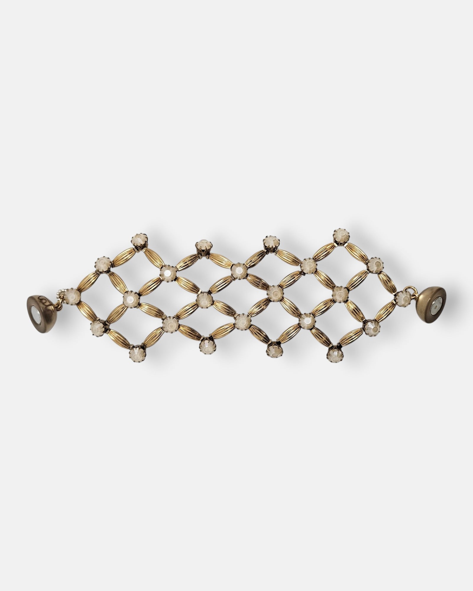 Maxi pulsera ancha Tataborello extendida con diseño geométrico de red en oro y cristales ópalo con cierre de imán.
