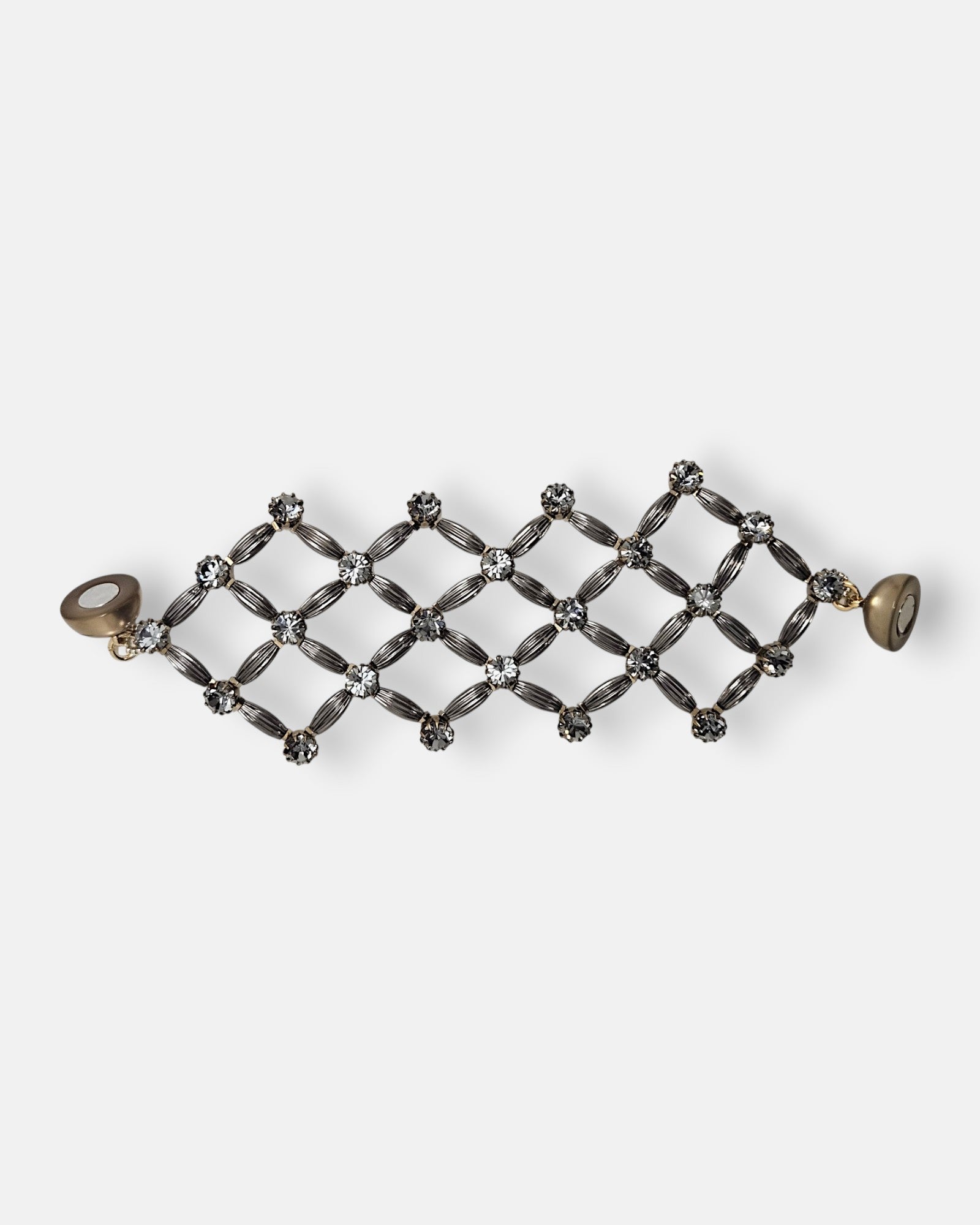 Maxi pulsera ancha Tataborello extendida con un diseño geométrico de red en rutenio oscuro y cierre de imán.