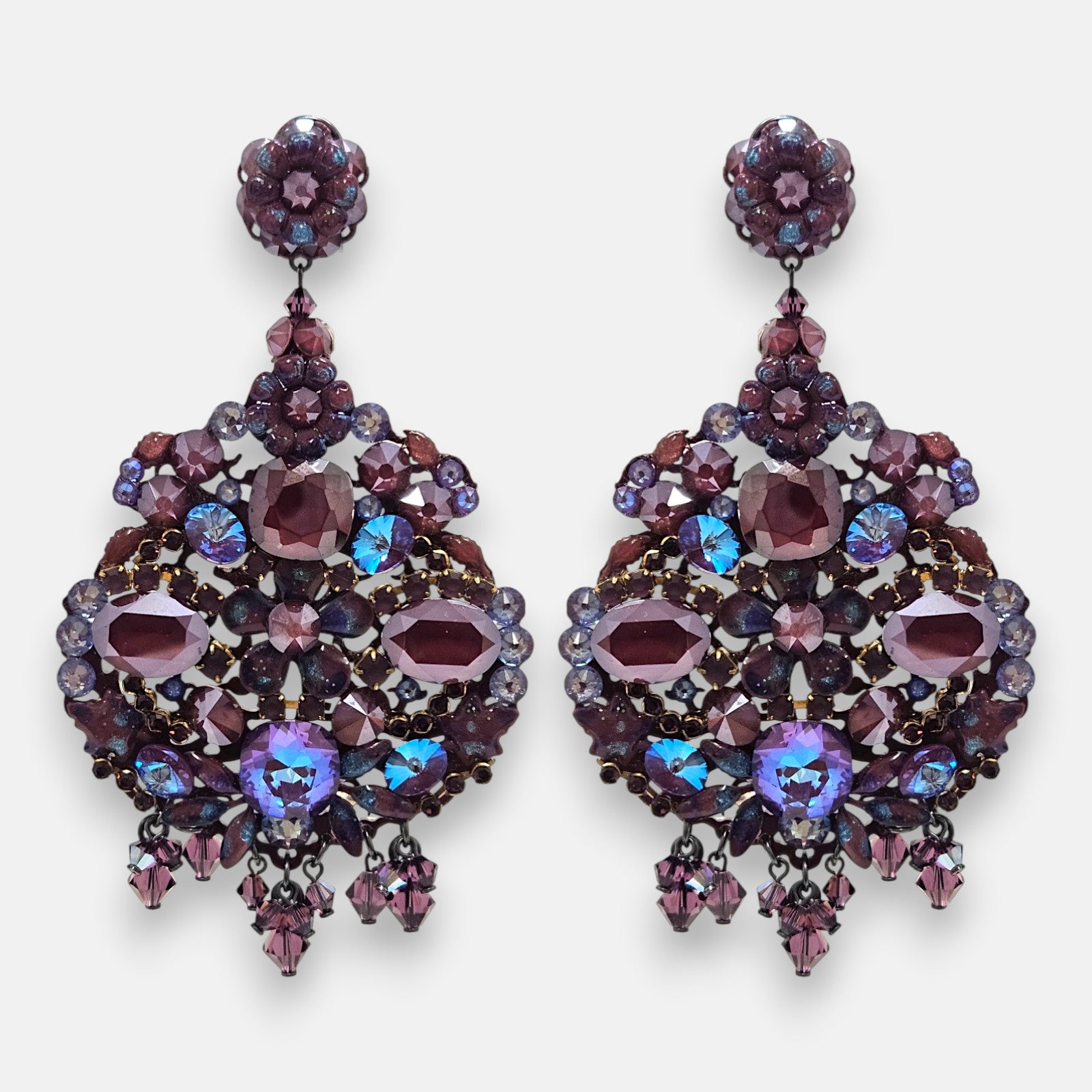 Pareja de pendientes grandes de gota Barroco Champaña de la firma Dublos, mostrando su gran diseño de lágrima calada con cristales champaña, strass y abalorios bronce.