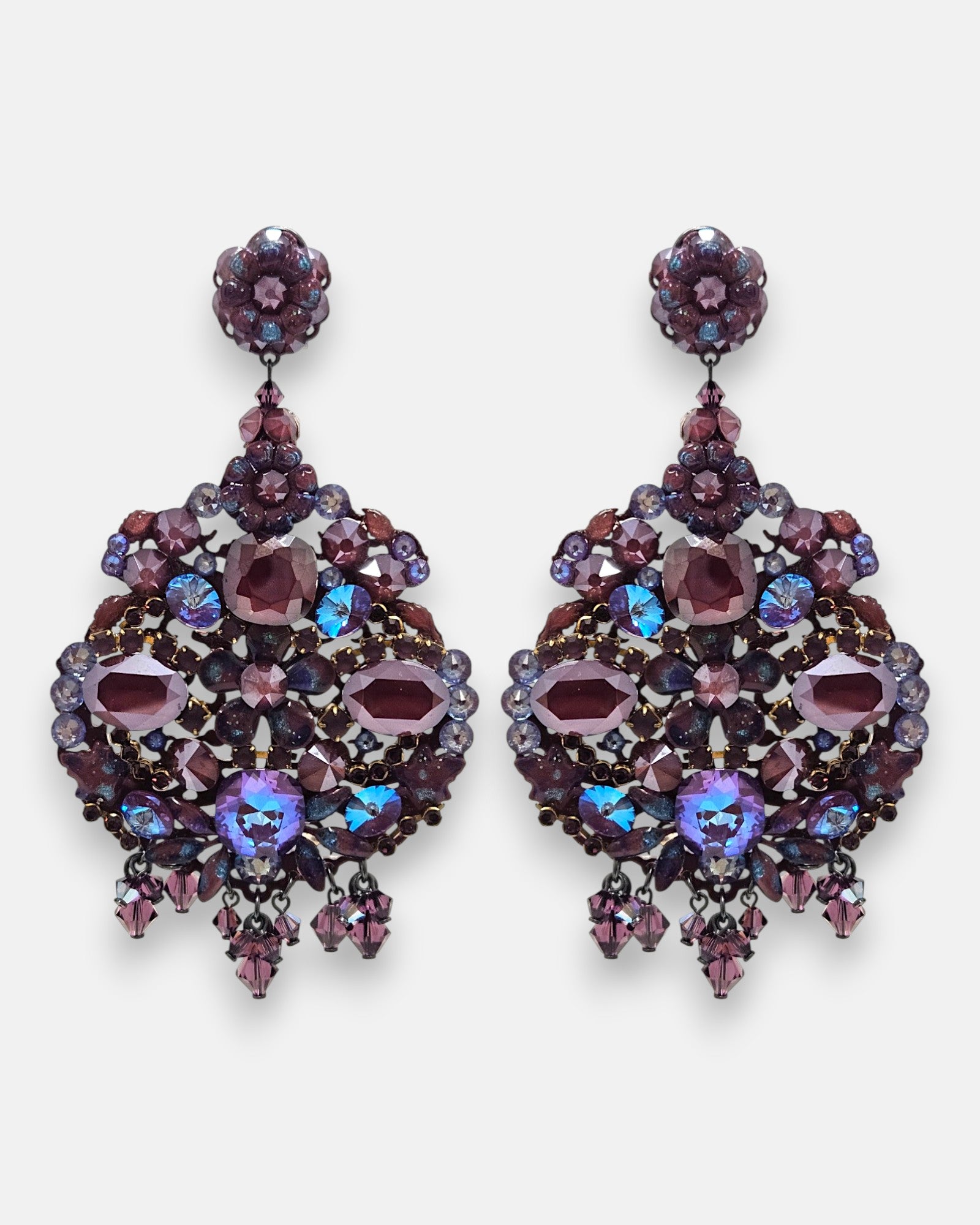 Pareja de pendientes grandes de gota Barroco Champaña de la firma Dublos, mostrando su gran diseño de lágrima calada con cristales champaña, strass y abalorios bronce.