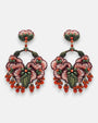 Pareja de pendientes grandes de fiesta en forma de aro Tapiz Otoñal de Dublos, mostrando sus flores bordadas en hilo rosa y burdeos con pedrería verde y cuentas colgantes.