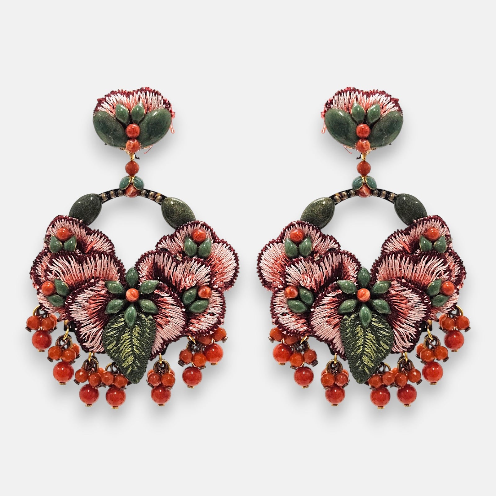 Pareja de pendientes grandes de fiesta en forma de aro Tapiz Otoñal de Dublos, mostrando sus flores bordadas en hilo rosa y burdeos con pedrería verde y cuentas colgantes.