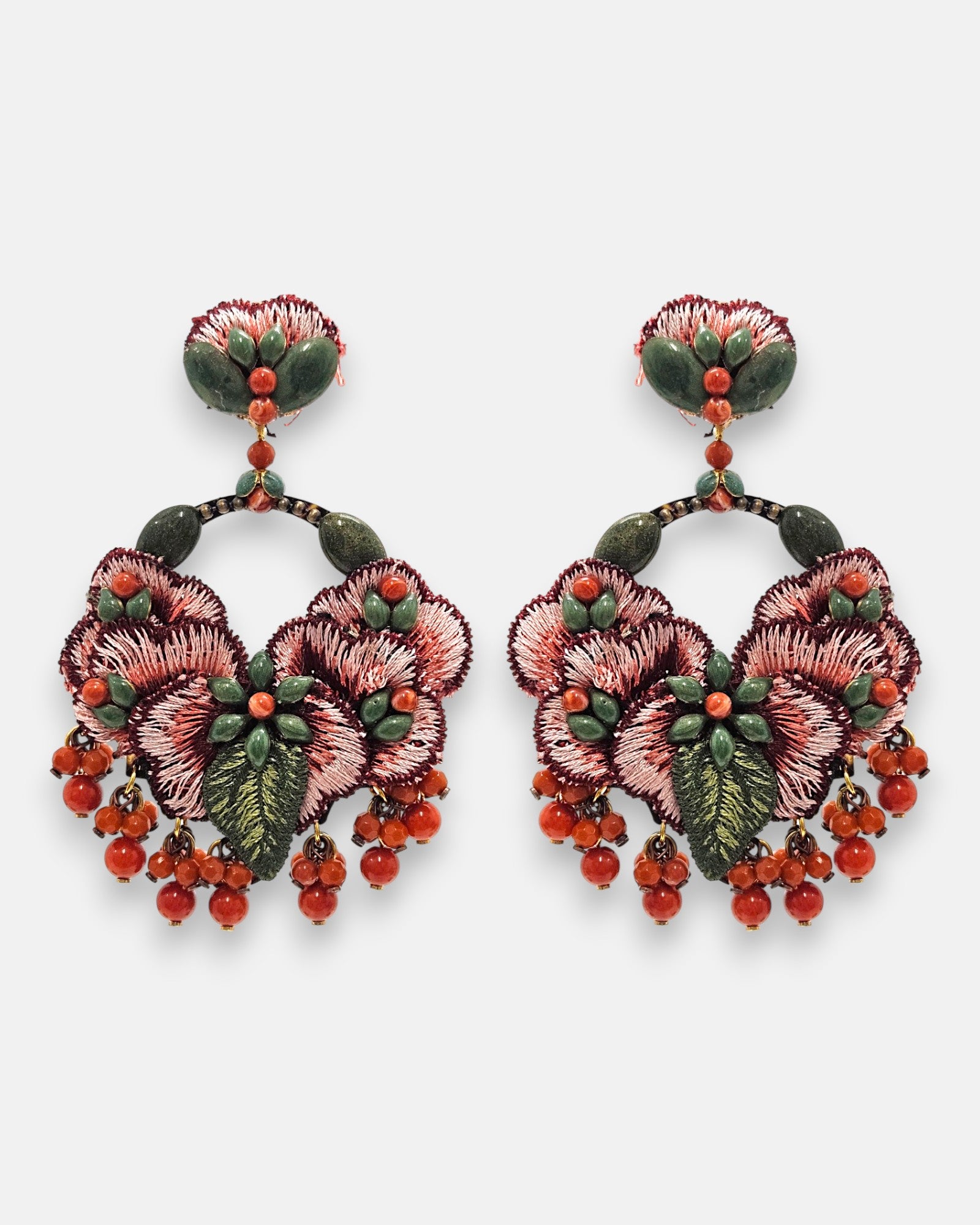 Pareja de pendientes grandes de fiesta en forma de aro Tapiz Otoñal de Dublos, mostrando sus flores bordadas en hilo rosa y burdeos con pedrería verde y cuentas colgantes.