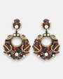 Pareja de pendientes grandes de fiesta en forma de aro Mosaico de Ámbar de Dublos, mostrando su base de carey decorada con strass, piedras en tonos tierra y cuentas marfil.
