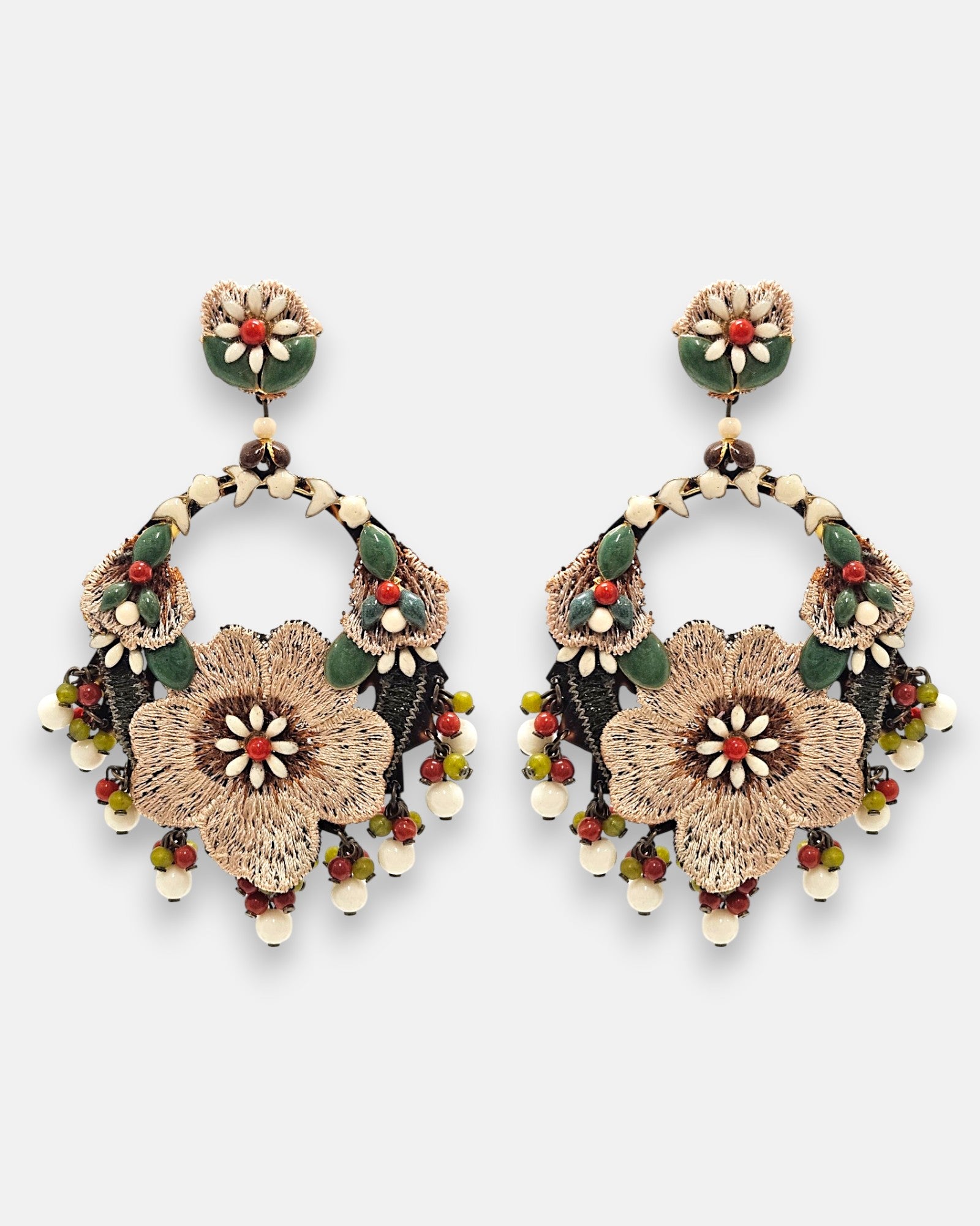 Pareja de pendientes de fiesta grandes en forma de aro Tapiz de la Alhambra de Dublos, mostrando su gran flor central bordada en hilo dorado con pedrería verde y coral.
