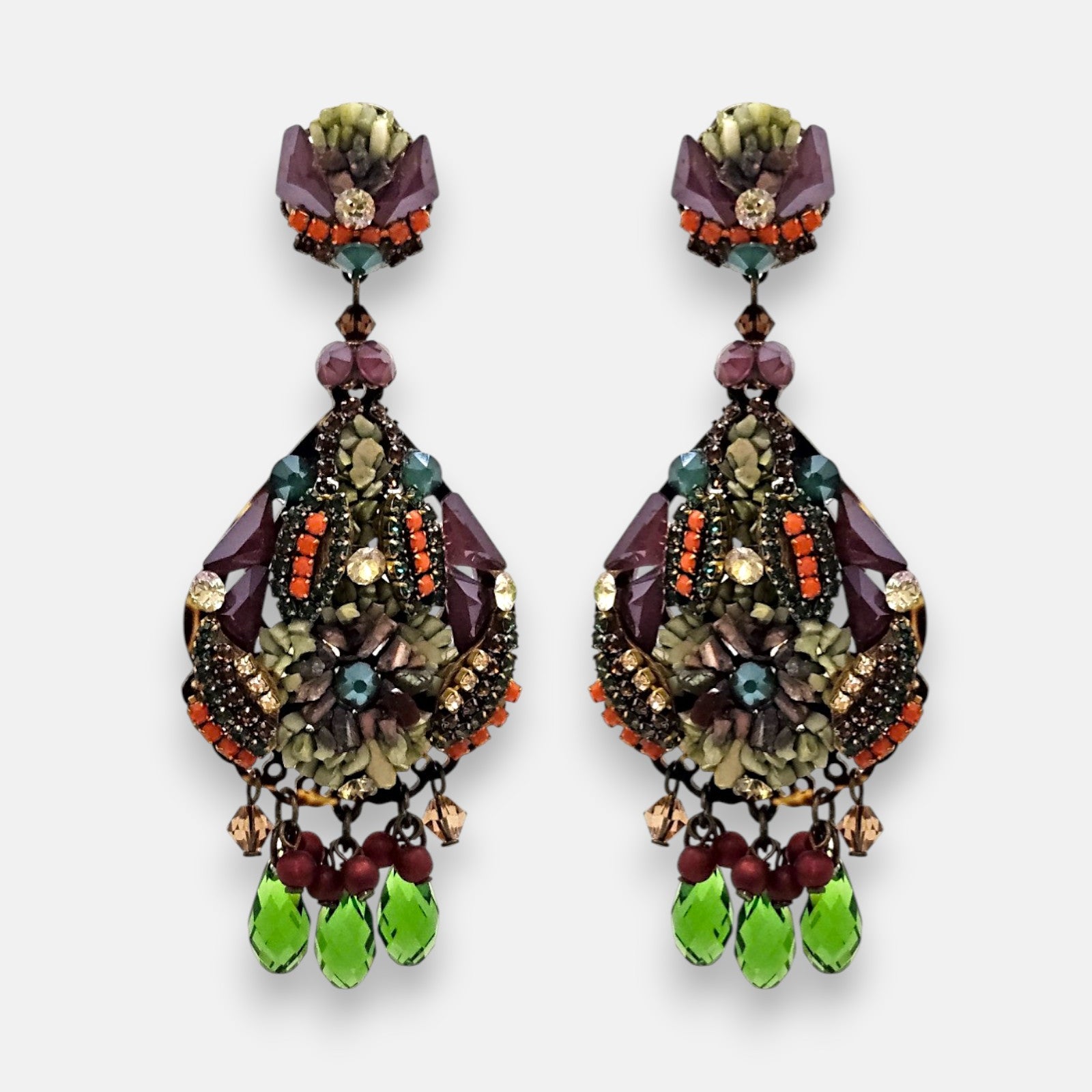 Pareja de pendientes de fiesta grandes Mosaico de Toscana de Dublos, mostrando su silueta de lágrima con pedrería ciruela, detalles coral y lágrimas verdes colgantes.