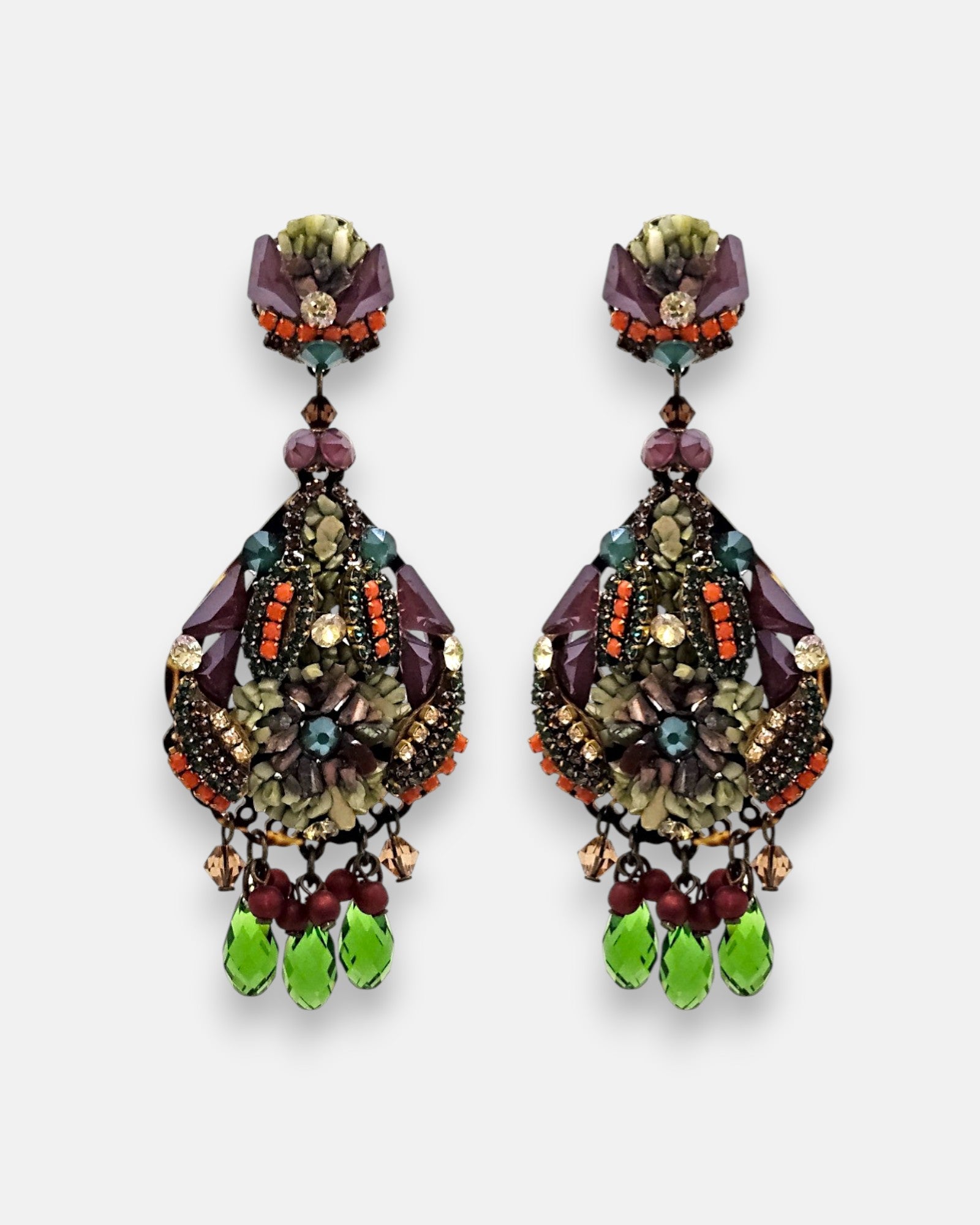 Pareja de pendientes de fiesta grandes Mosaico de Toscana de Dublos, mostrando su silueta de lágrima con pedrería ciruela, detalles coral y lágrimas verdes colgantes.