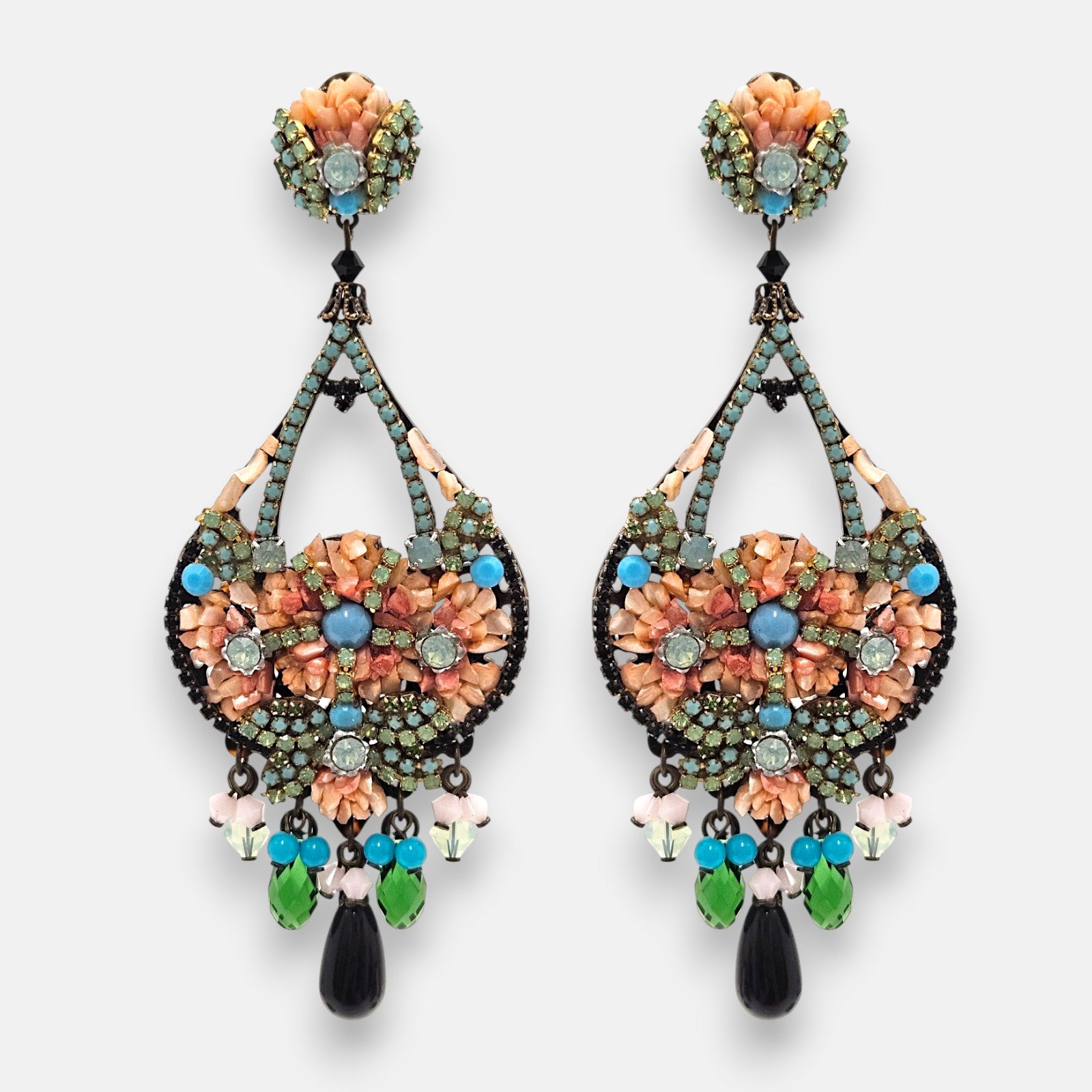 Pareja de pendientes de fiesta grandes Mosaico Siciliano de Dublos, mostrando su silueta de lágrima calada en salmón, turquesa, verde y gran lágrima negra.