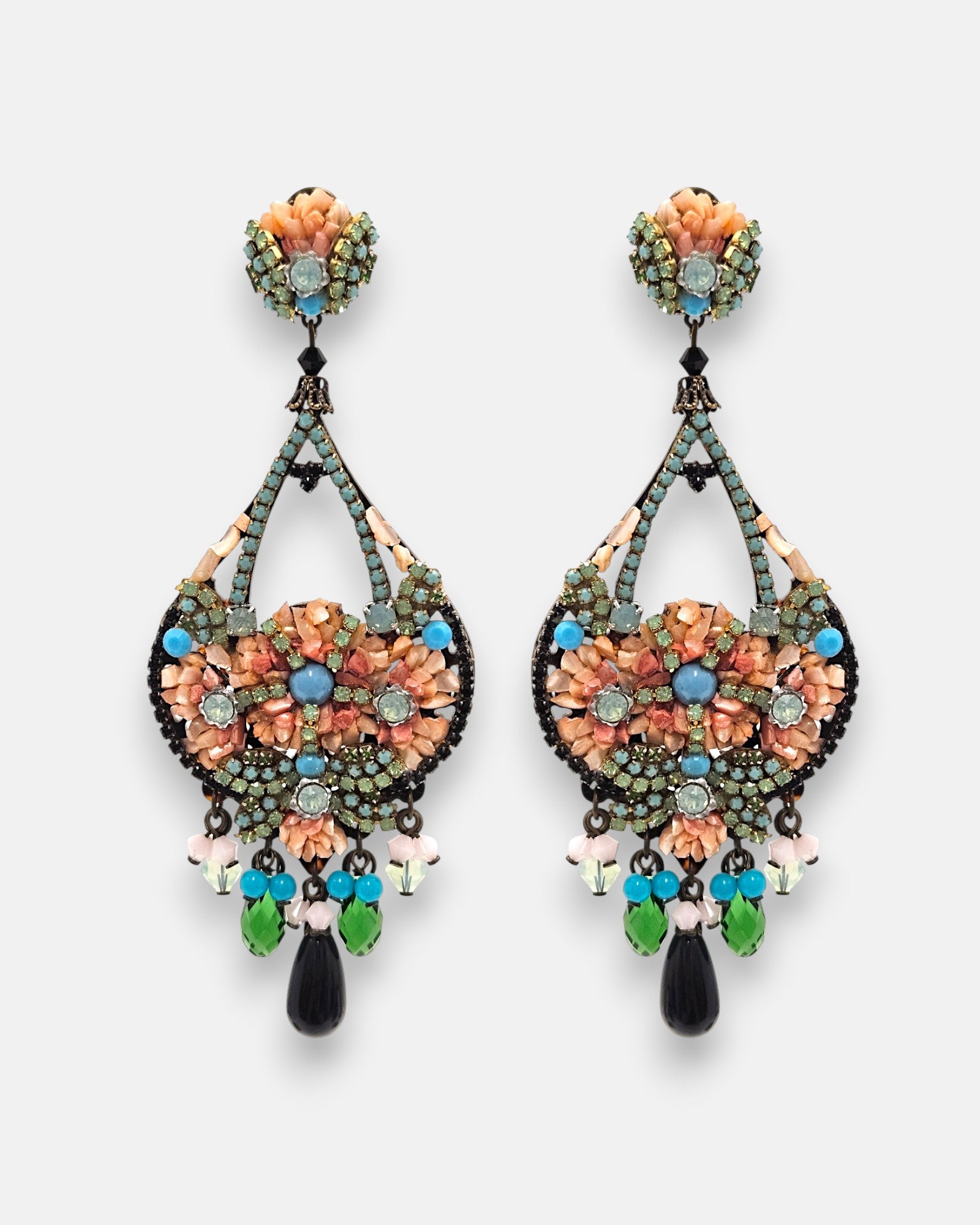 Pareja de pendientes de fiesta grandes Mosaico Siciliano de Dublos, mostrando su silueta de lágrima calada en salmón, turquesa, verde y gran lágrima negra.