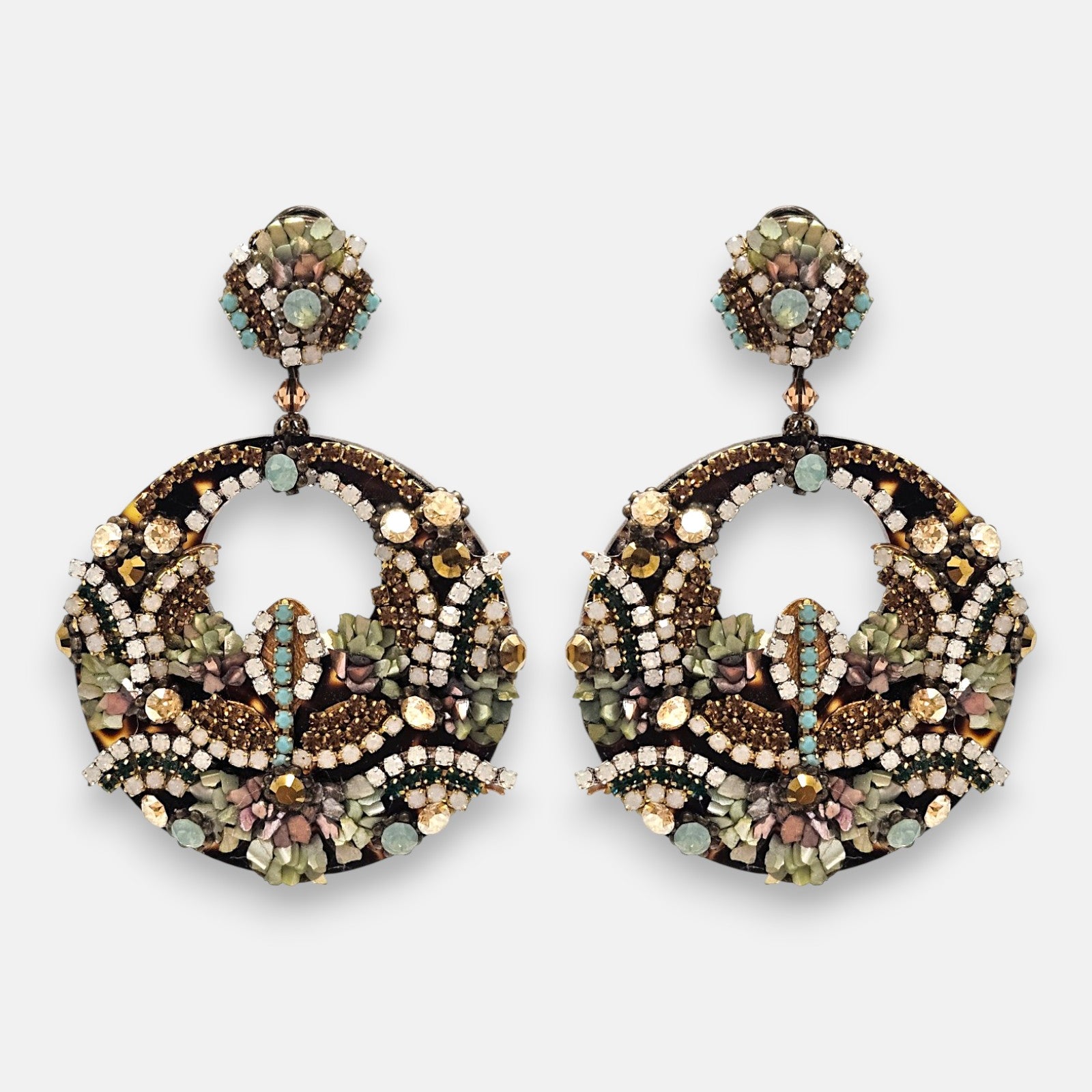 Pareja de pendientes de fiesta de la firma Dublos con forma de aro de carey, decorados en su interior con cristales champaña, cuentas verde musgo y azul turquesa.