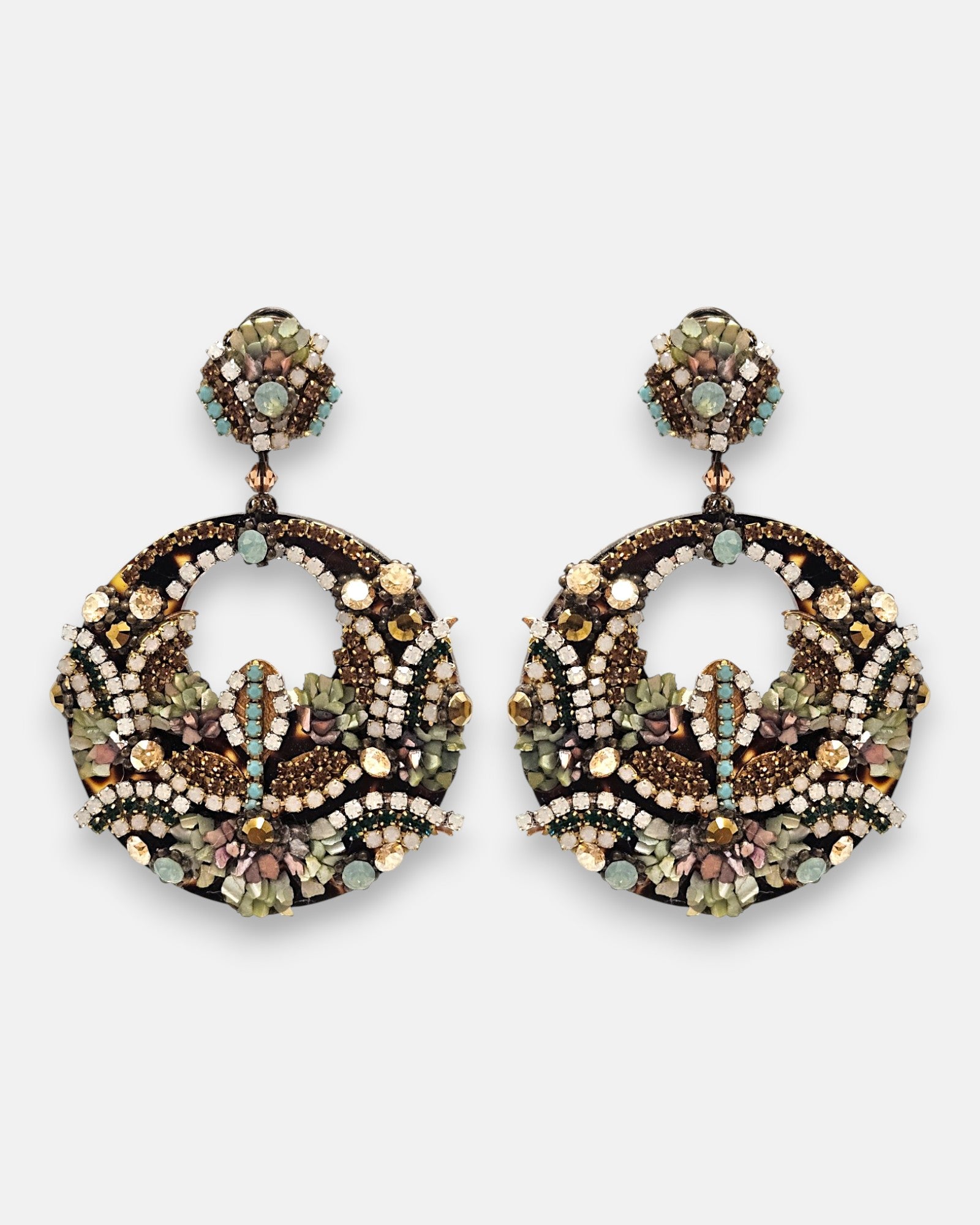 Pareja de pendientes de fiesta de la firma Dublos con forma de aro de carey, decorados en su interior con cristales champaña, cuentas verde musgo y azul turquesa.