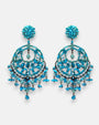 Pareja de pendientes grandes de gota Filigrana Coral de la firma Dublos, mostrando su diseño calado con pedrería naranja coral, rosa empolvado y lágrimas colgantes.