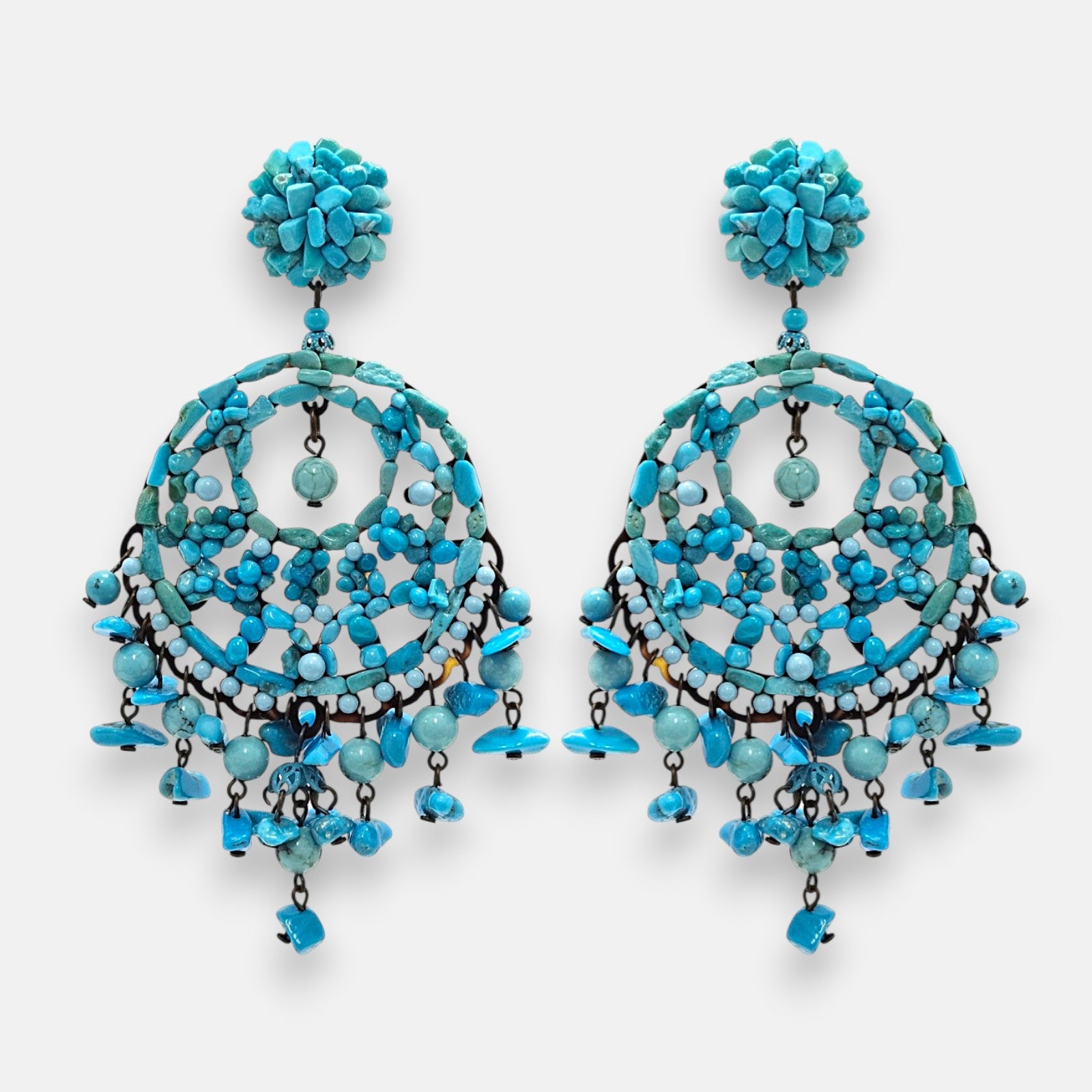 Pareja de pendientes grandes de gota Filigrana Coral de la firma Dublos, mostrando su diseño calado con pedrería naranja coral, rosa empolvado y lágrimas colgantes.