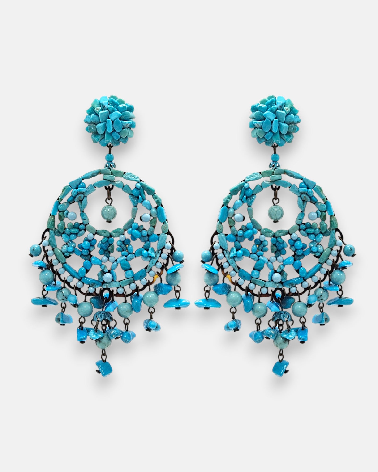 Pareja de pendientes grandes de gota Filigrana Coral de la firma Dublos, mostrando su diseño calado con pedrería naranja coral, rosa empolvado y lágrimas colgantes.
