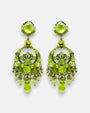 Pareja de pendientes grandes colgantes Gala Peridoto de la firma Dublos, mostrando su diseño calado en color verde lima con lágrimas y abalorios inferiores.