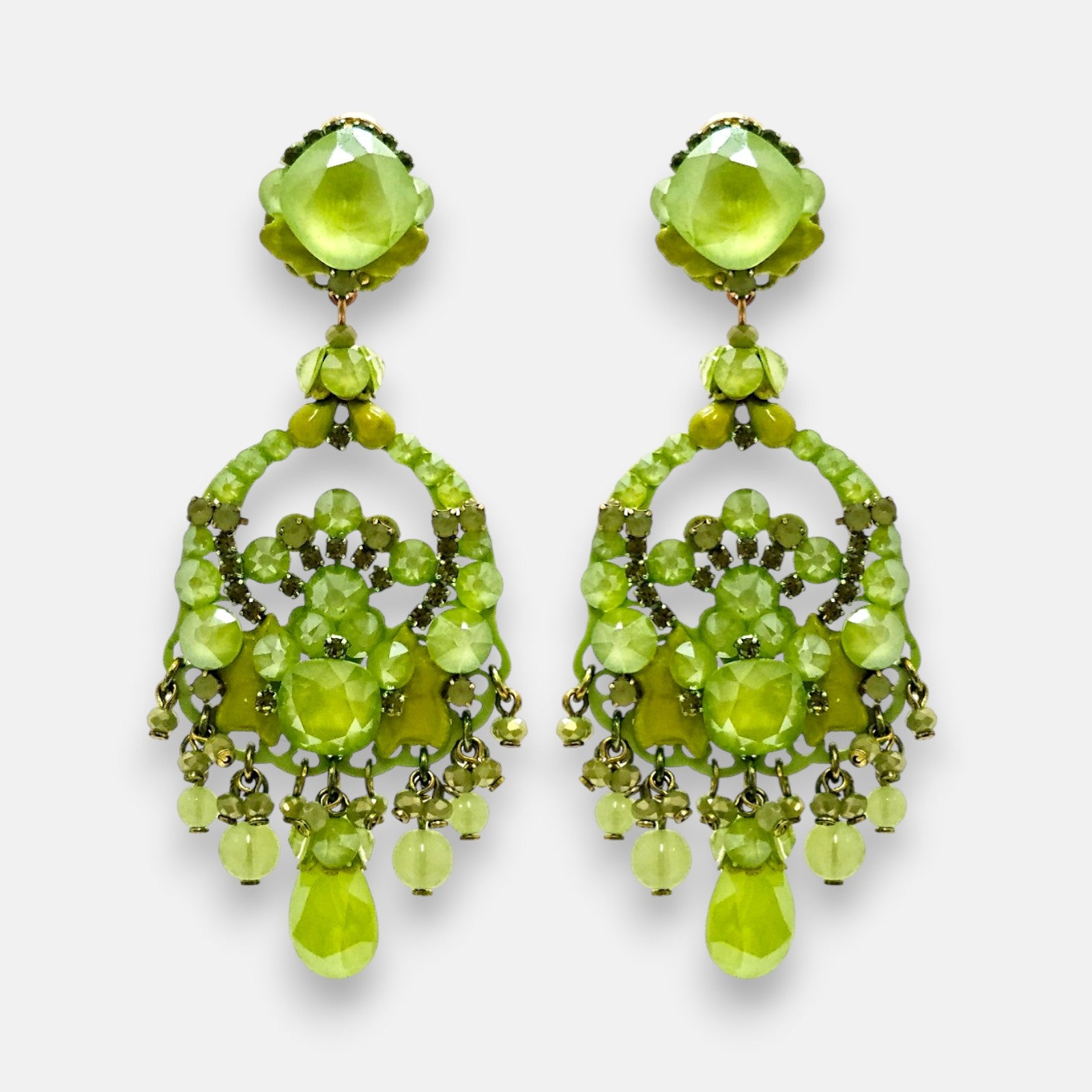Pareja de pendientes grandes colgantes Gala Peridoto de la firma Dublos, mostrando su diseño calado en color verde lima con lágrimas y abalorios inferiores.