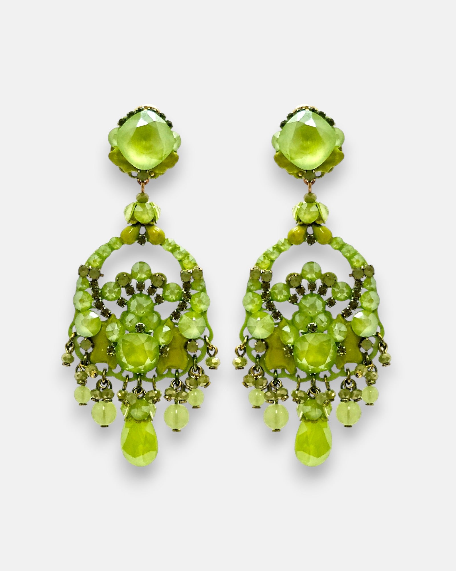 Pareja de pendientes grandes colgantes Gala Peridoto de la firma Dublos, mostrando su diseño calado en color verde lima con lágrimas y abalorios inferiores.