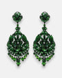 Pareja de pendientes grandes colgantes Gala Emerald de la firma Dublos, mostrando su diseño calado en color verde esmeralda con lágrimas y abalorios inferiores.