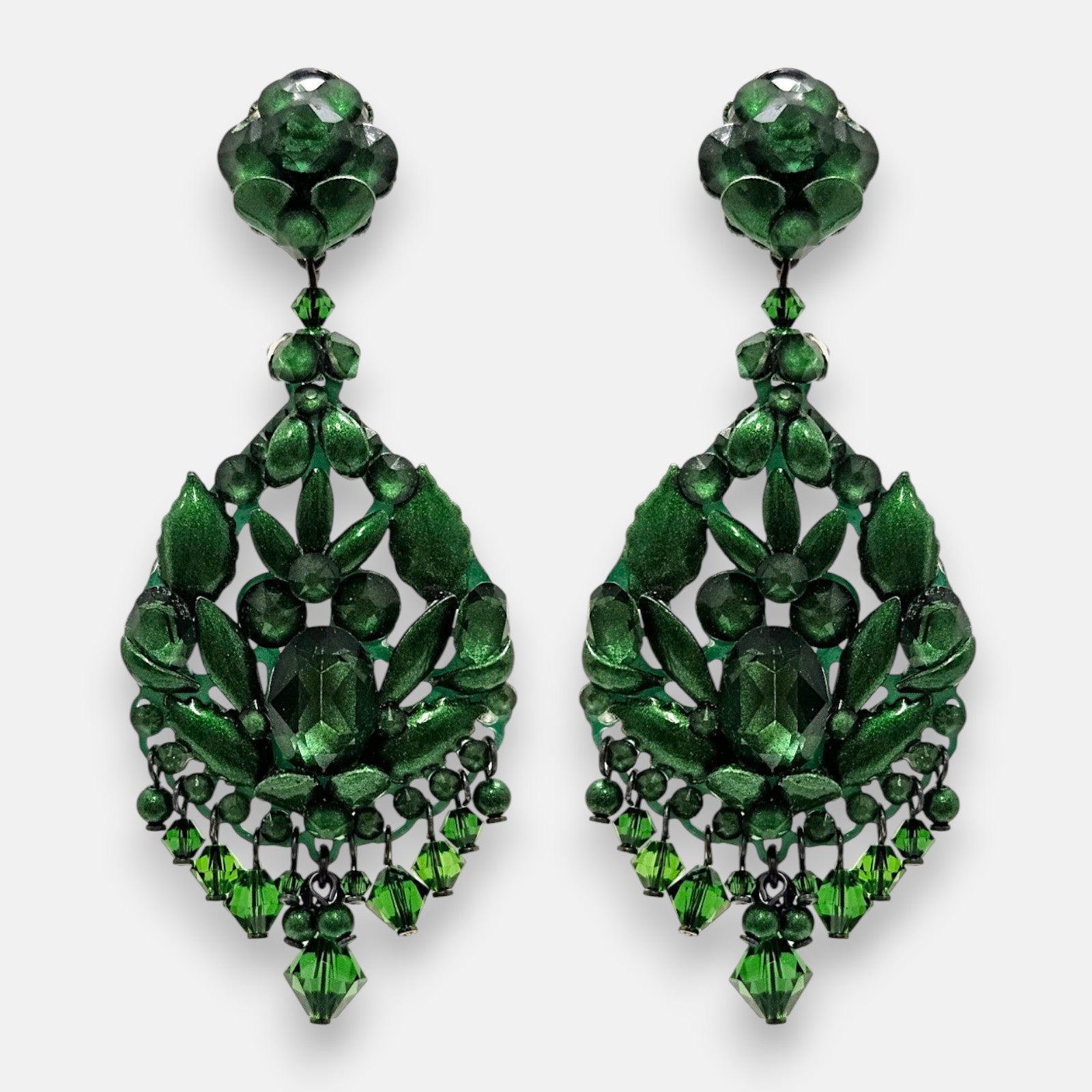 Pareja de pendientes grandes colgantes Gala Emerald de la firma Dublos, mostrando su diseño calado en color verde esmeralda con lágrimas y abalorios inferiores.
