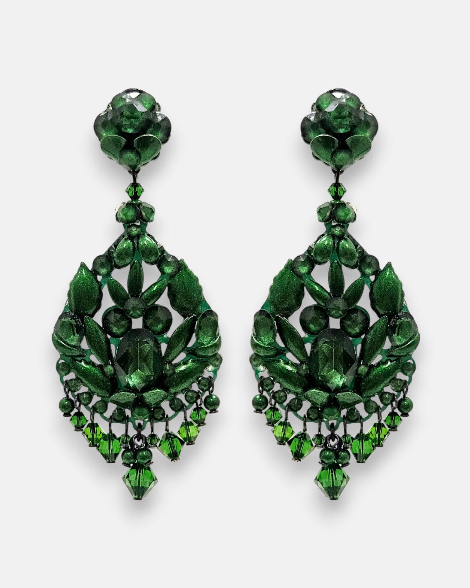Pareja de pendientes grandes colgantes Gala Emerald de la firma Dublos, mostrando su diseño calado en color verde esmeralda con lágrimas y abalorios inferiores.